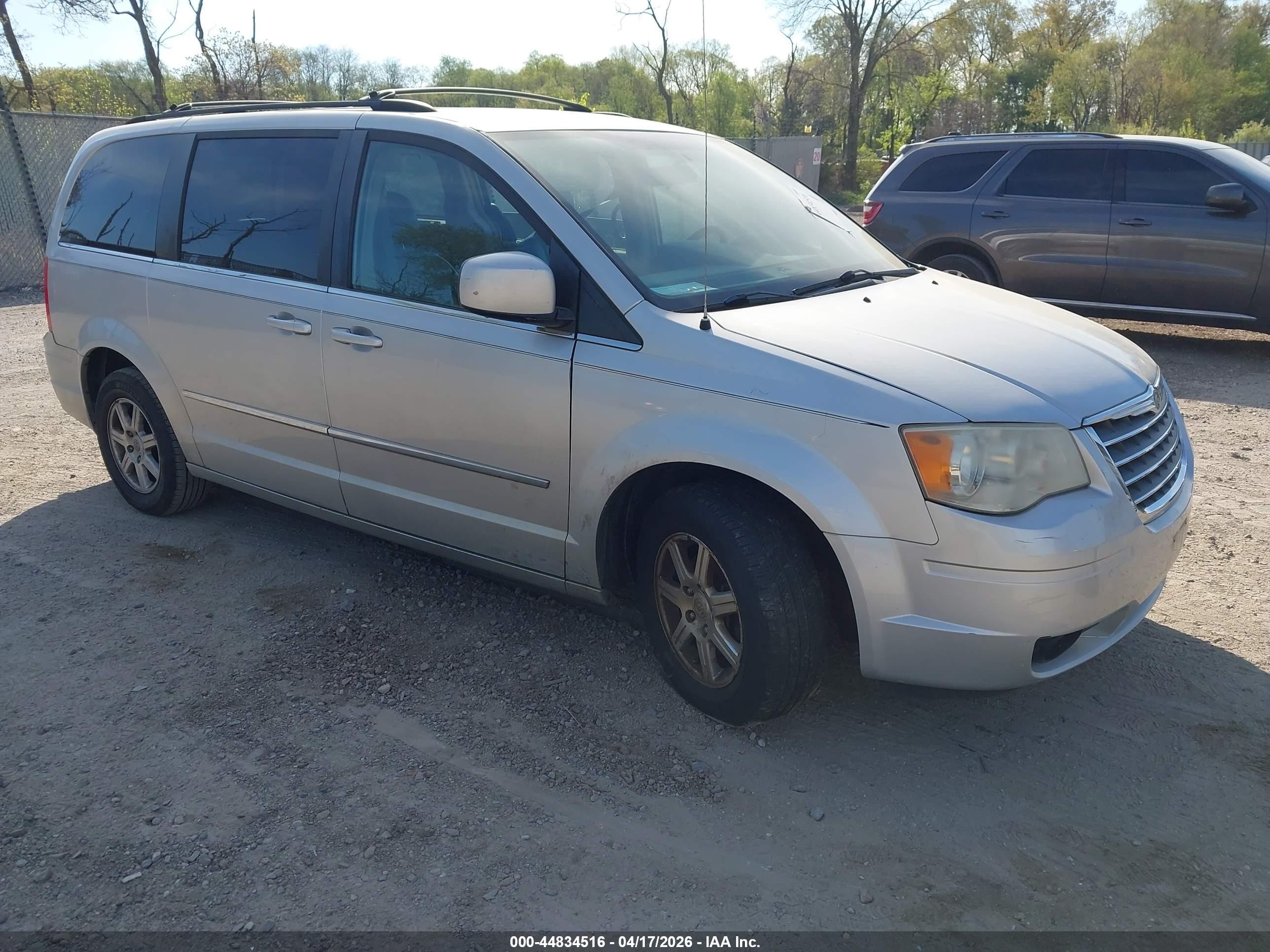 2010 Chrysler Town & Country Touring Silver vin: 2A4RR5D16AR305419