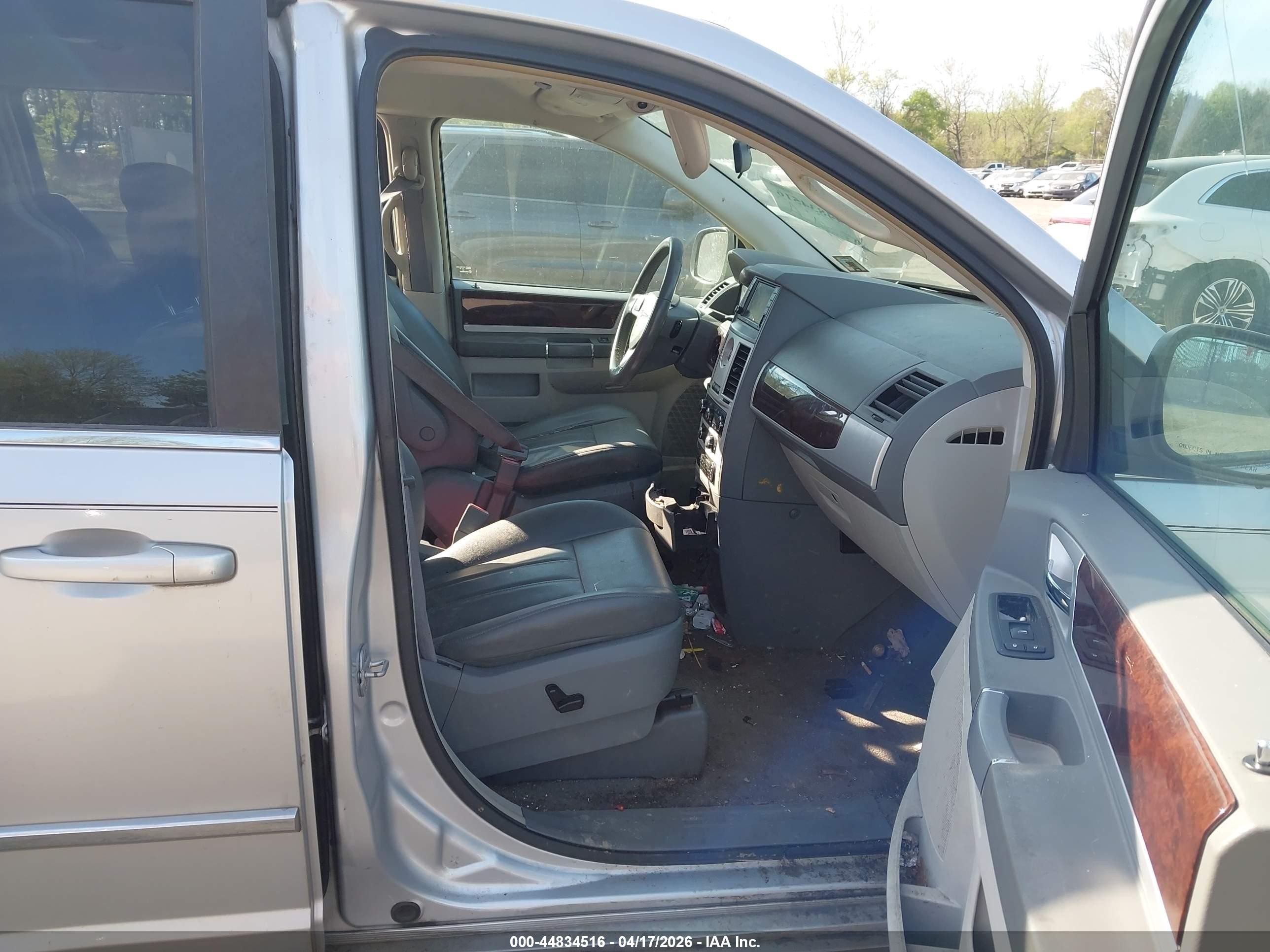 2010 Chrysler Town & Country Touring Silver vin: 2A4RR5D16AR305419