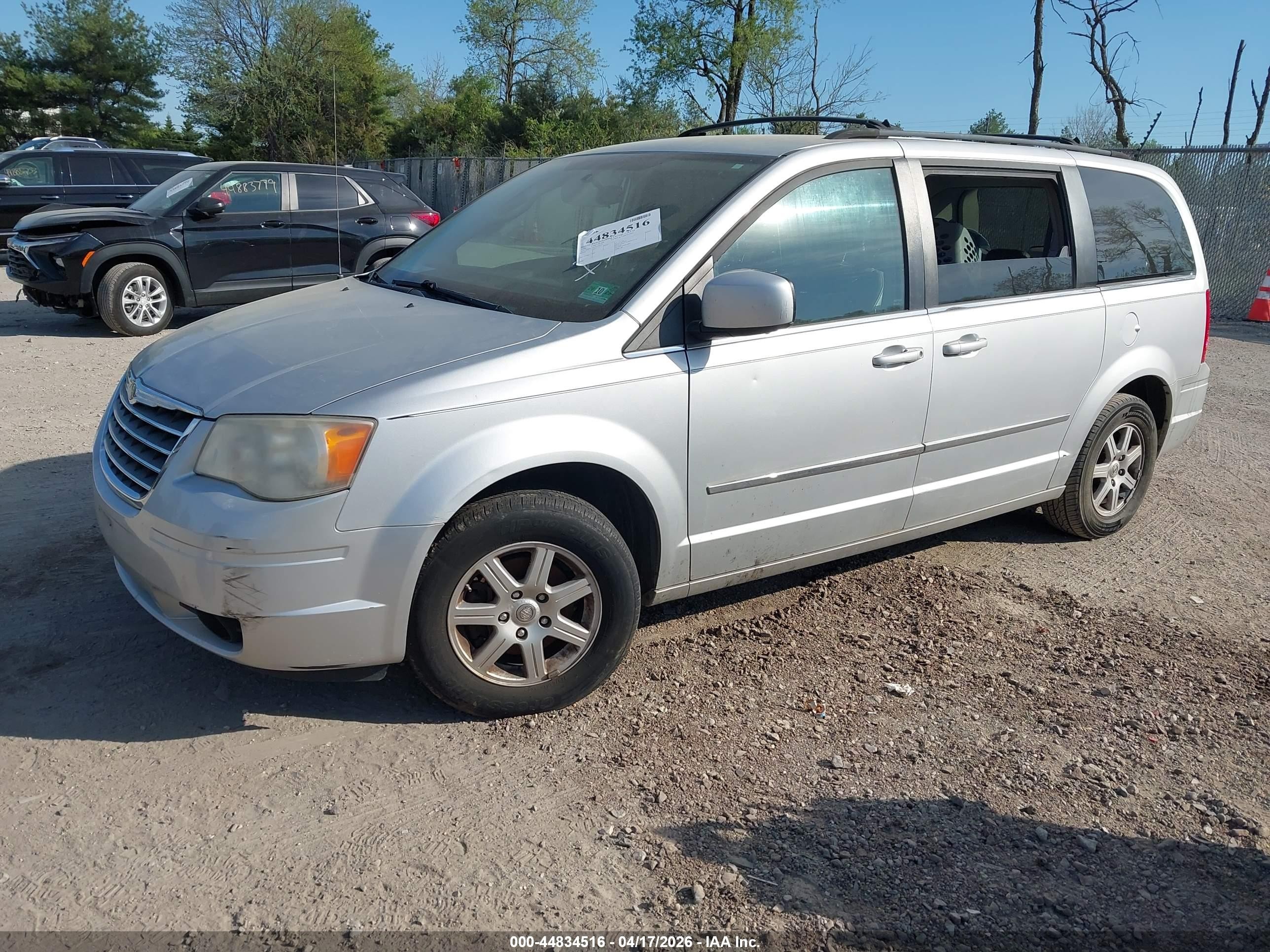 2010 Chrysler Town & Country Touring Silver vin: 2A4RR5D16AR305419