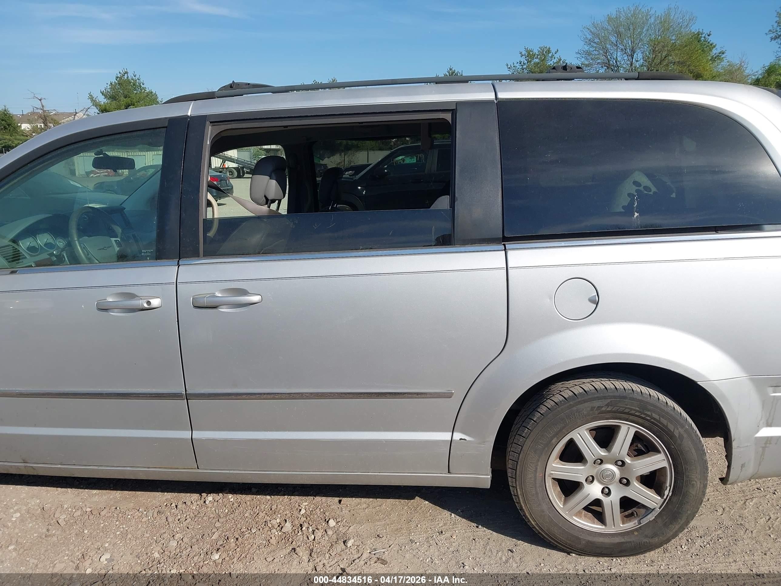 2010 Chrysler Town & Country Touring Silver vin: 2A4RR5D16AR305419