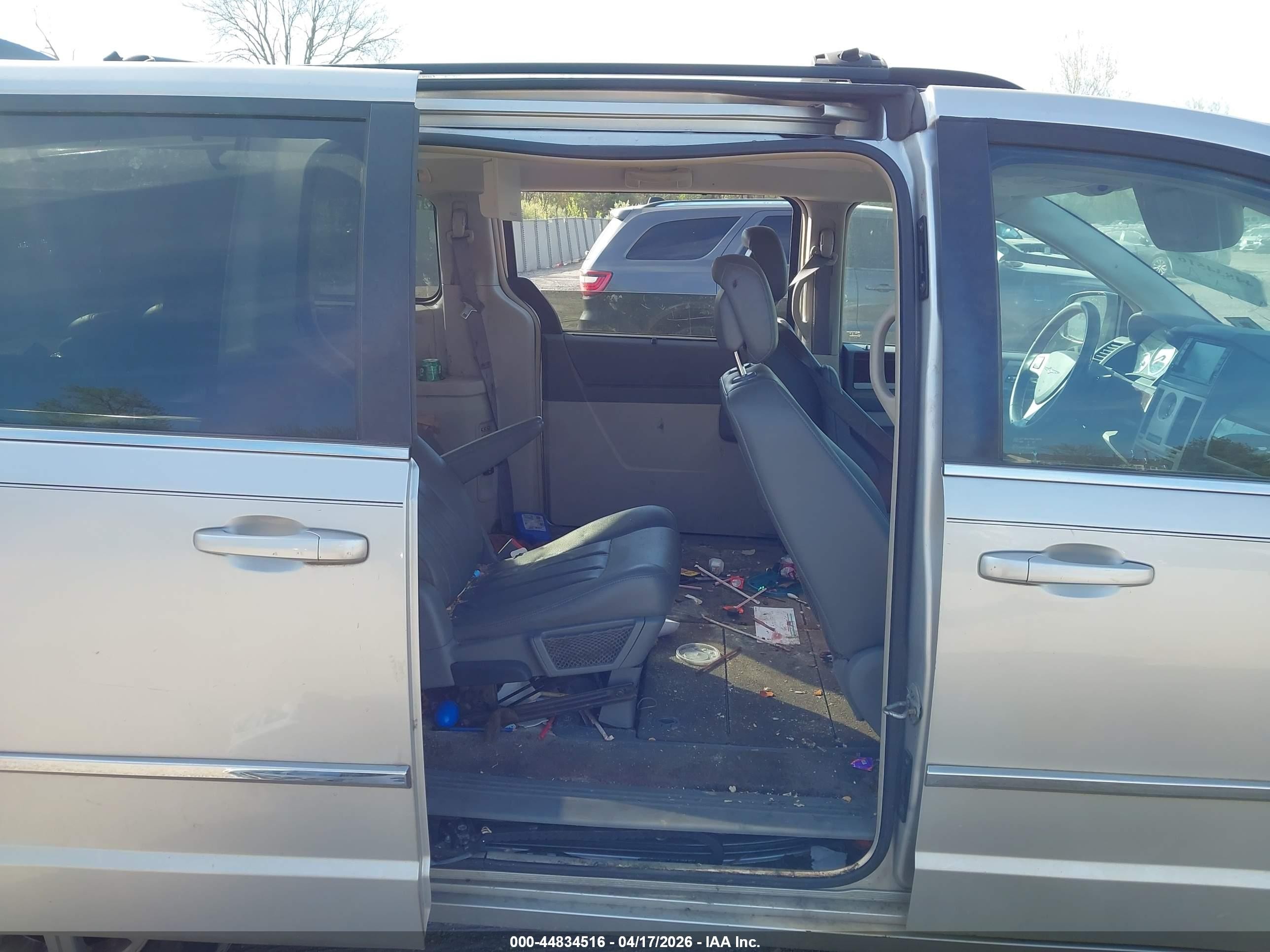2010 Chrysler Town & Country Touring Silver vin: 2A4RR5D16AR305419