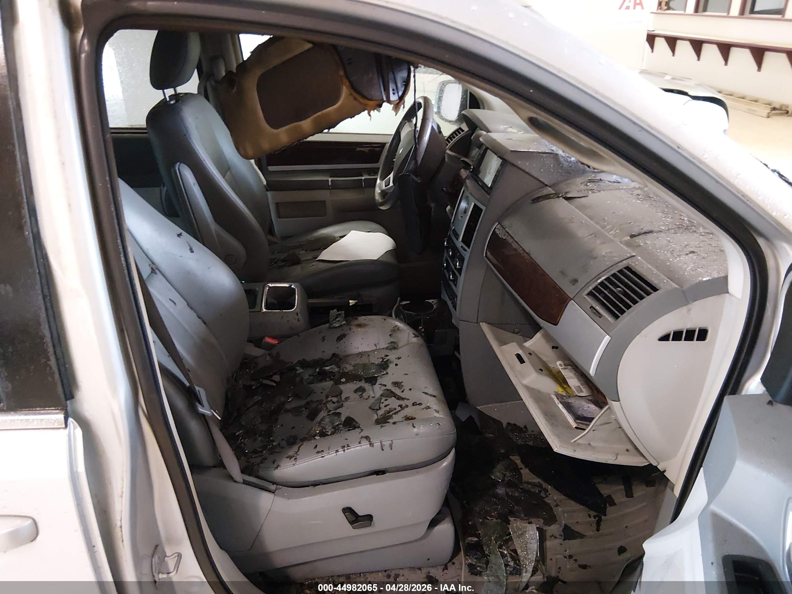 2010 Chrysler Town & Country Touring Beige vin: 2A4RR5D17AR105407