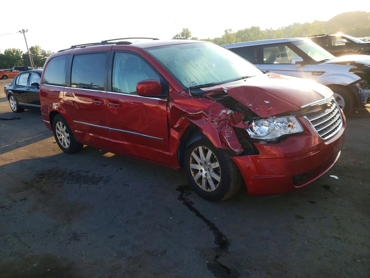 2010 Chrysler Town & Country Touring Red vin: 2A4RR5D17AR126516