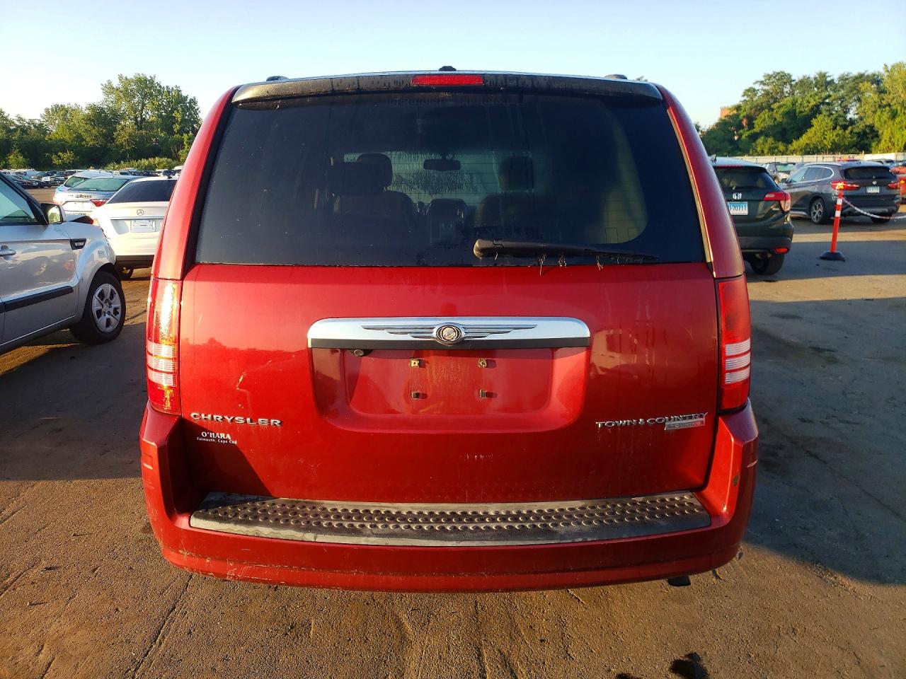 2010 Chrysler Town & Country Touring Red vin: 2A4RR5D17AR126516
