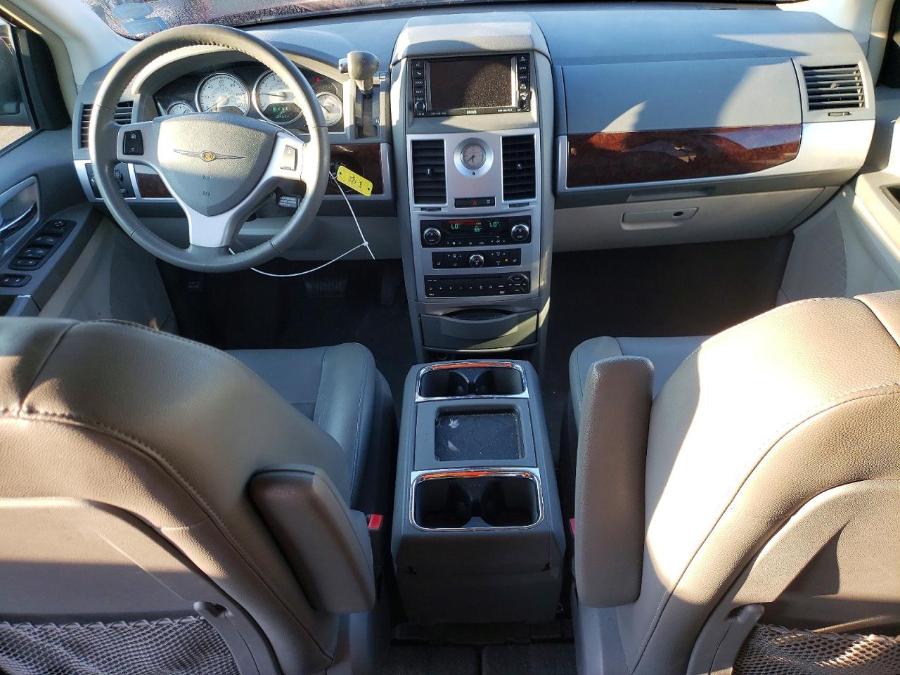 2010 Chrysler Town & Country Touring Red vin: 2A4RR5D17AR126516