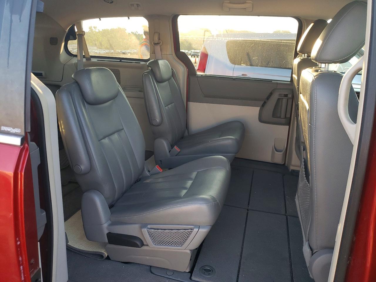 2010 Chrysler Town & Country Touring Red vin: 2A4RR5D17AR126516