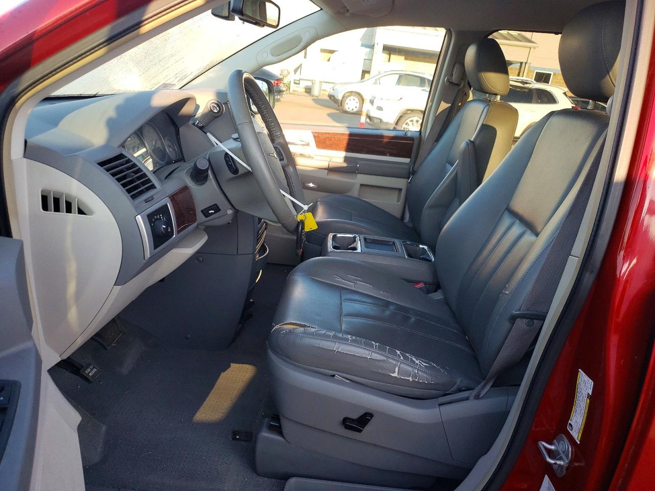 2010 Chrysler Town & Country Touring Red vin: 2A4RR5D17AR126516