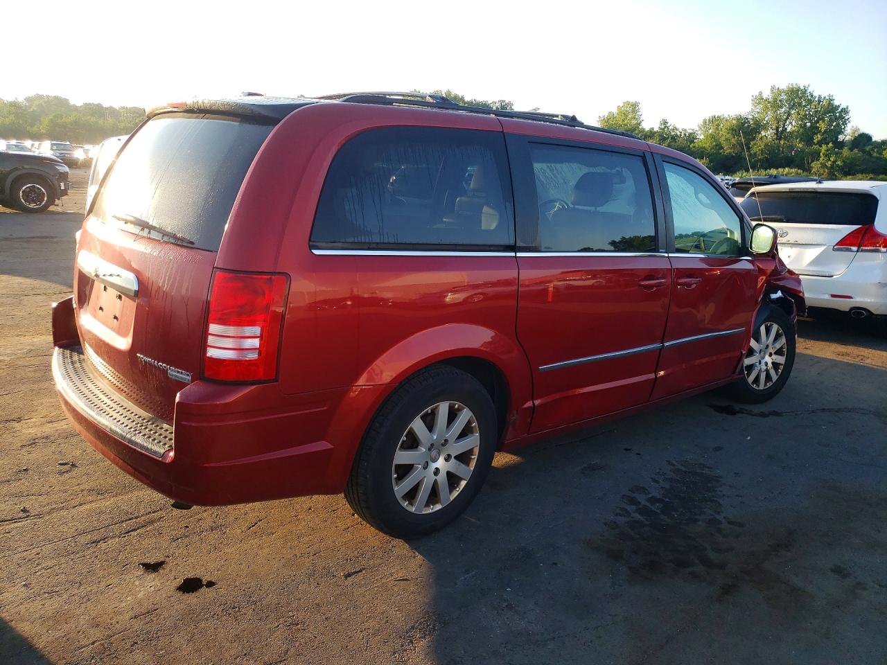2010 Chrysler Town & Country Touring Red vin: 2A4RR5D17AR126516