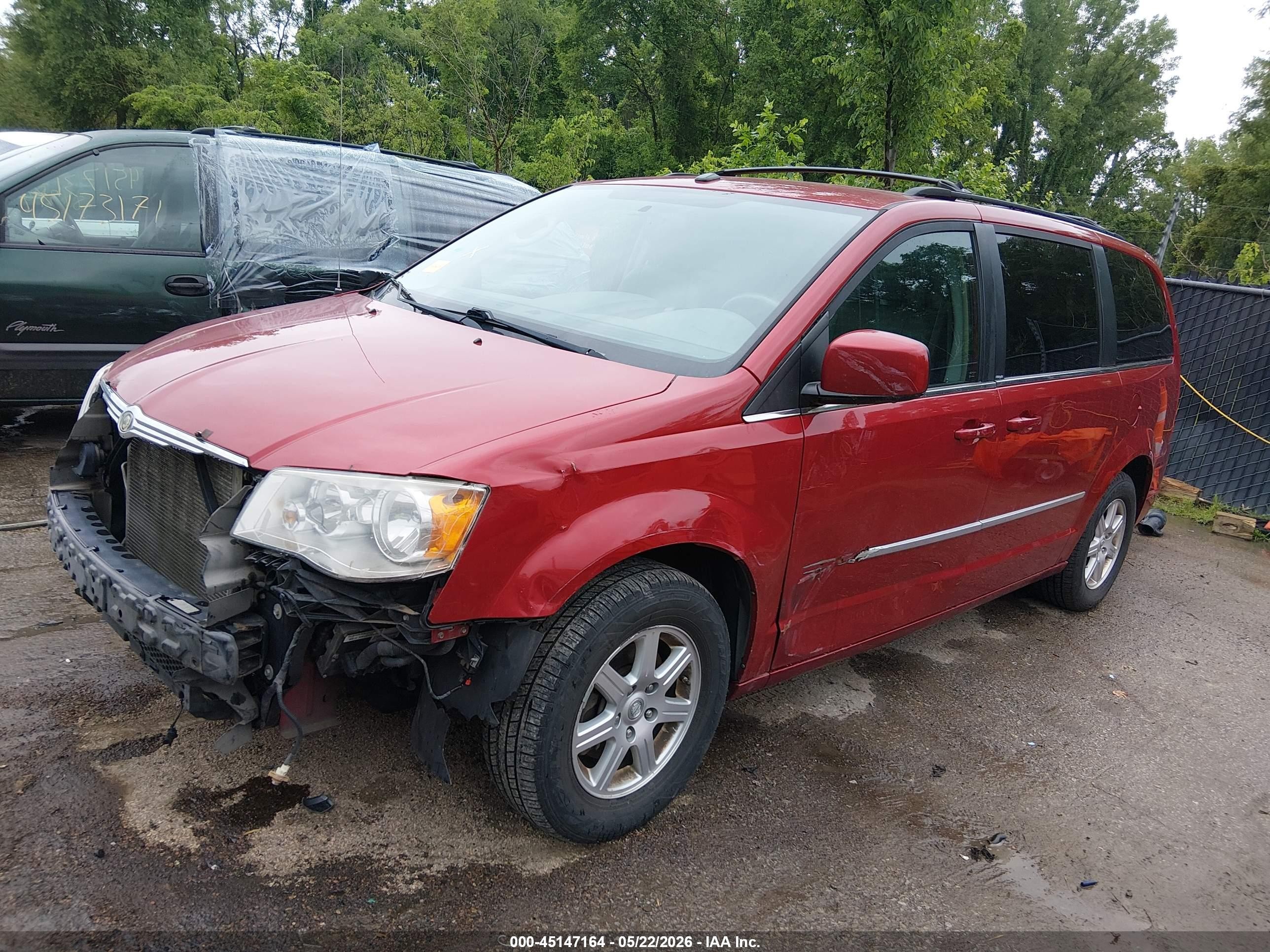 2010 Chrysler Town & Country Touring Red vin: 2A4RR5D17AR233937