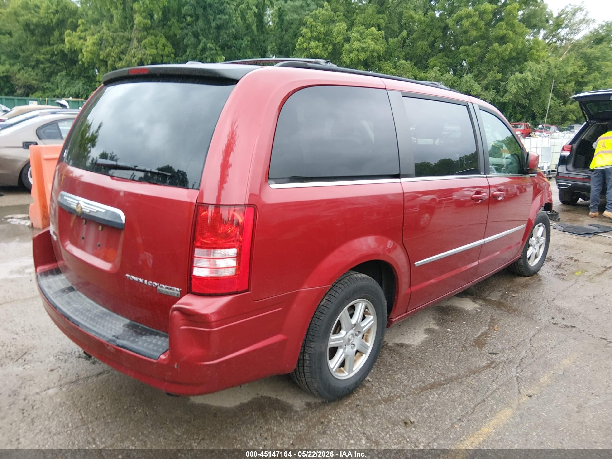2010 Chrysler Town & Country Touring Red vin: 2A4RR5D17AR233937