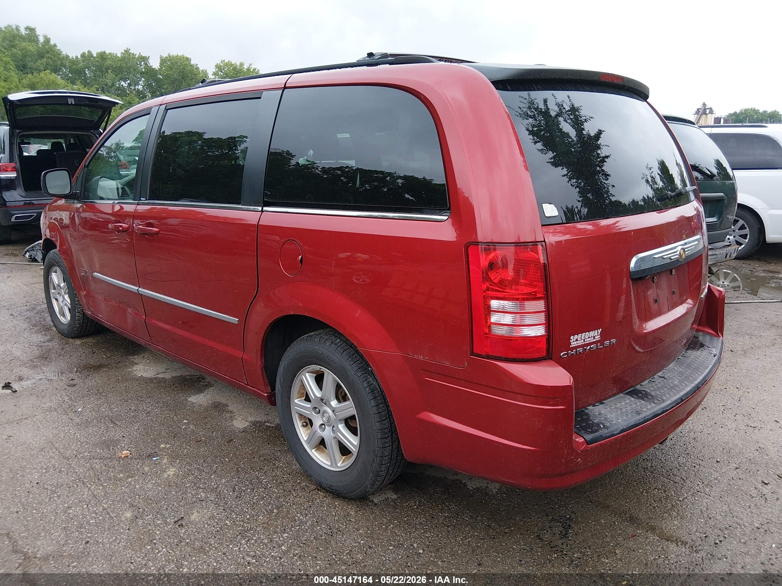 2010 Chrysler Town & Country Touring Red vin: 2A4RR5D17AR233937