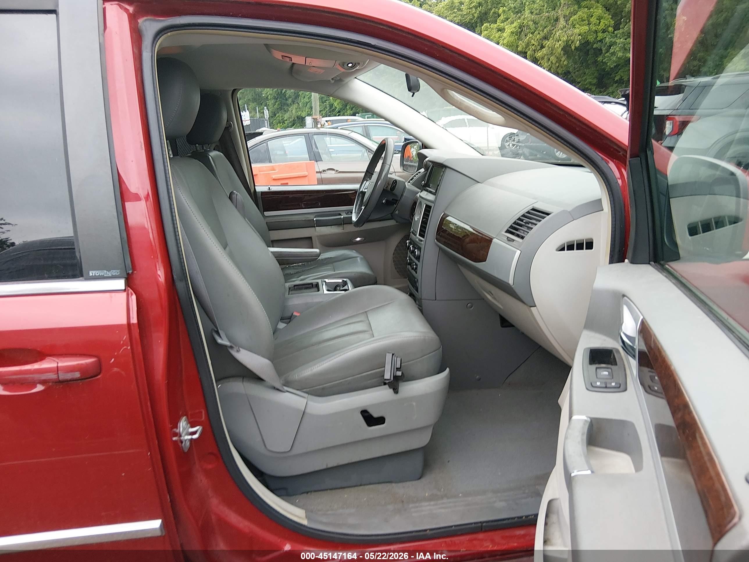 2010 Chrysler Town & Country Touring Red vin: 2A4RR5D17AR233937