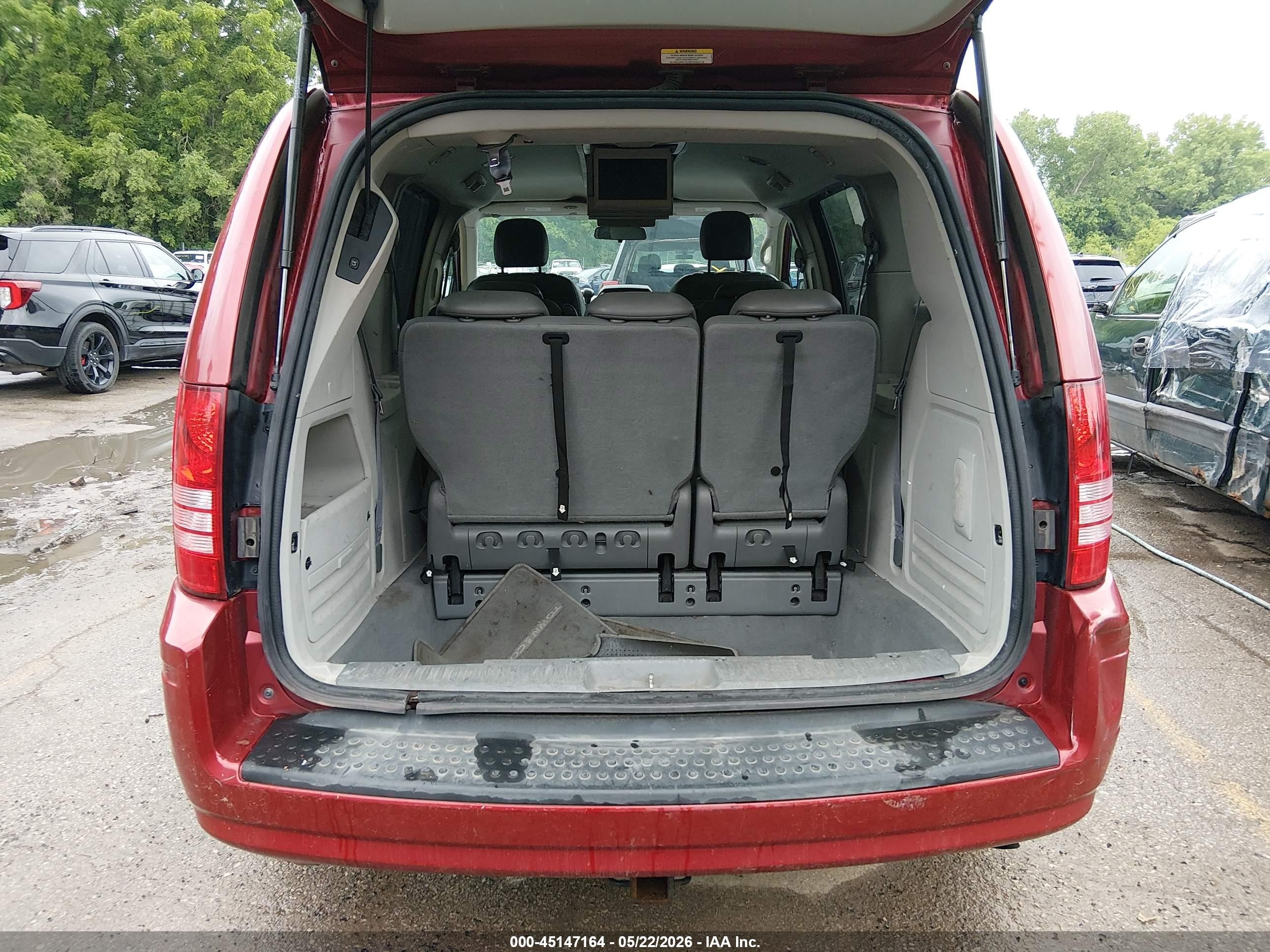 2010 Chrysler Town & Country Touring Red vin: 2A4RR5D17AR233937