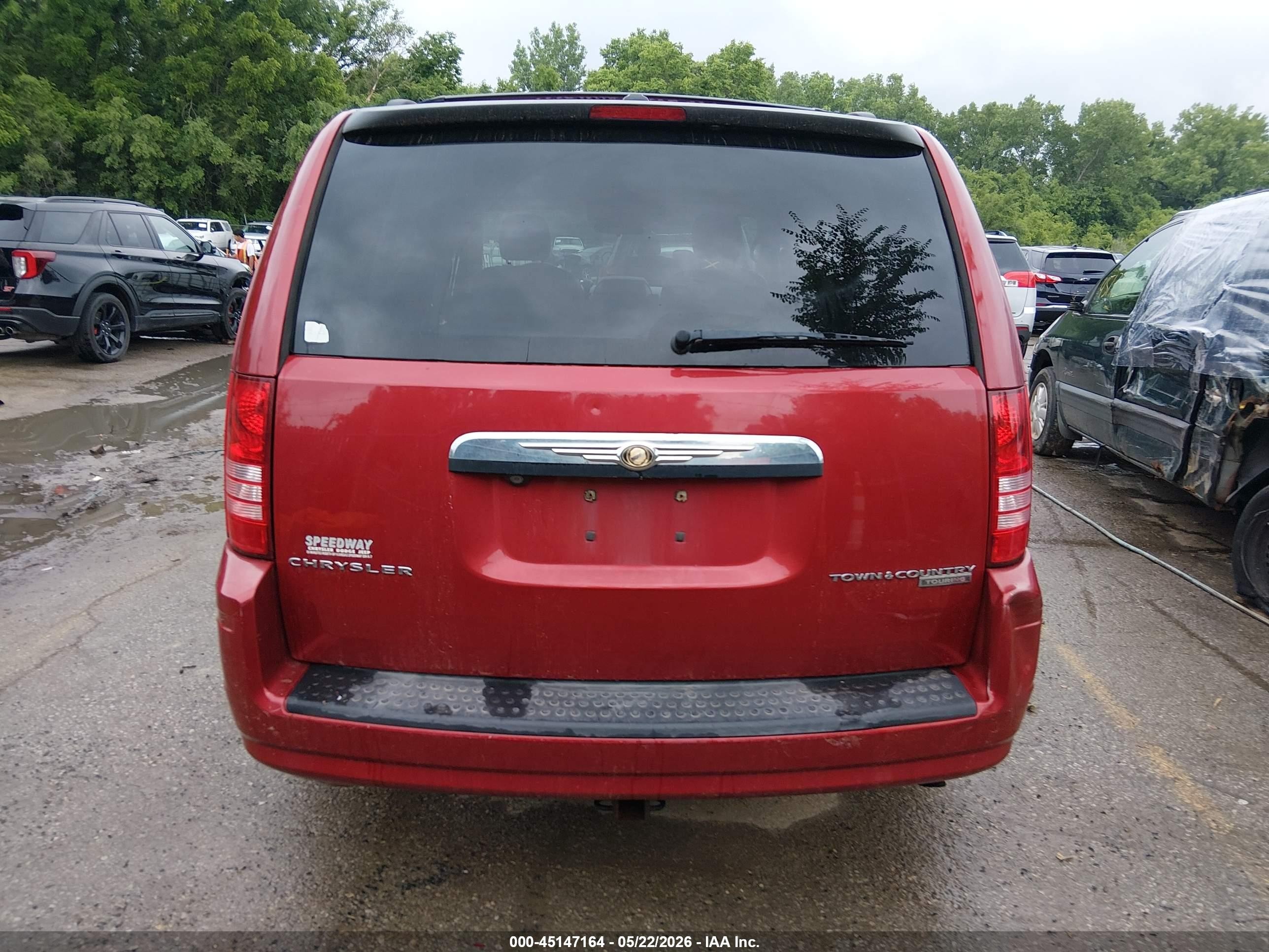 2010 Chrysler Town & Country Touring Red vin: 2A4RR5D17AR233937