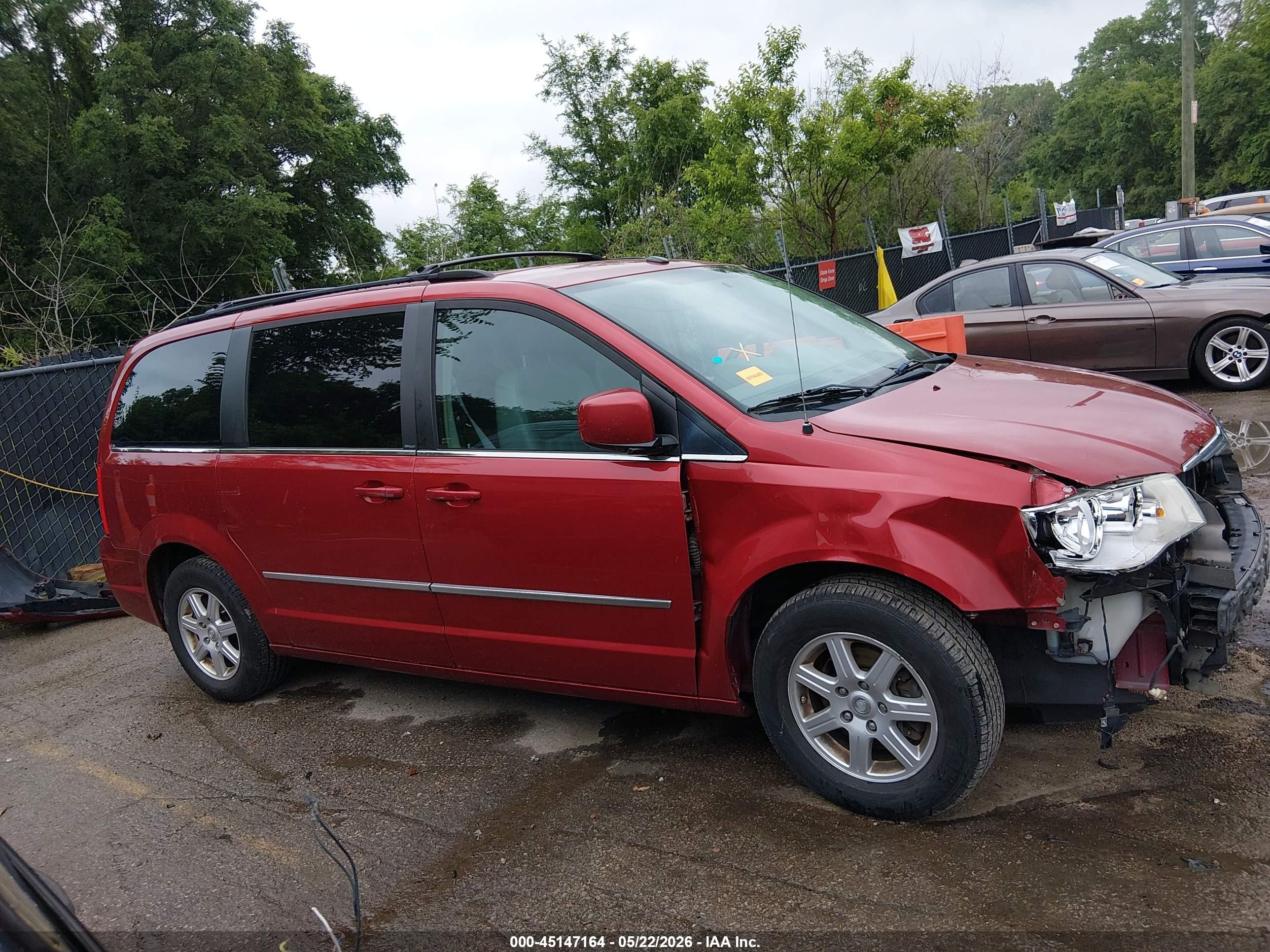 2010 Chrysler Town & Country Touring Red vin: 2A4RR5D17AR233937