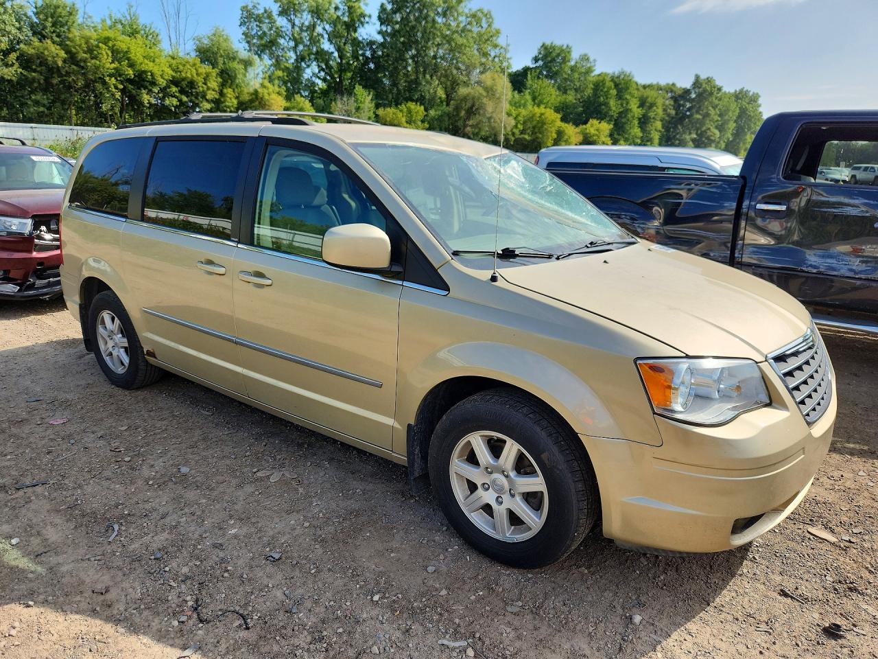 2010 Chrysler Town & Country Touring Cream vin: 2A4RR5D17AR380808