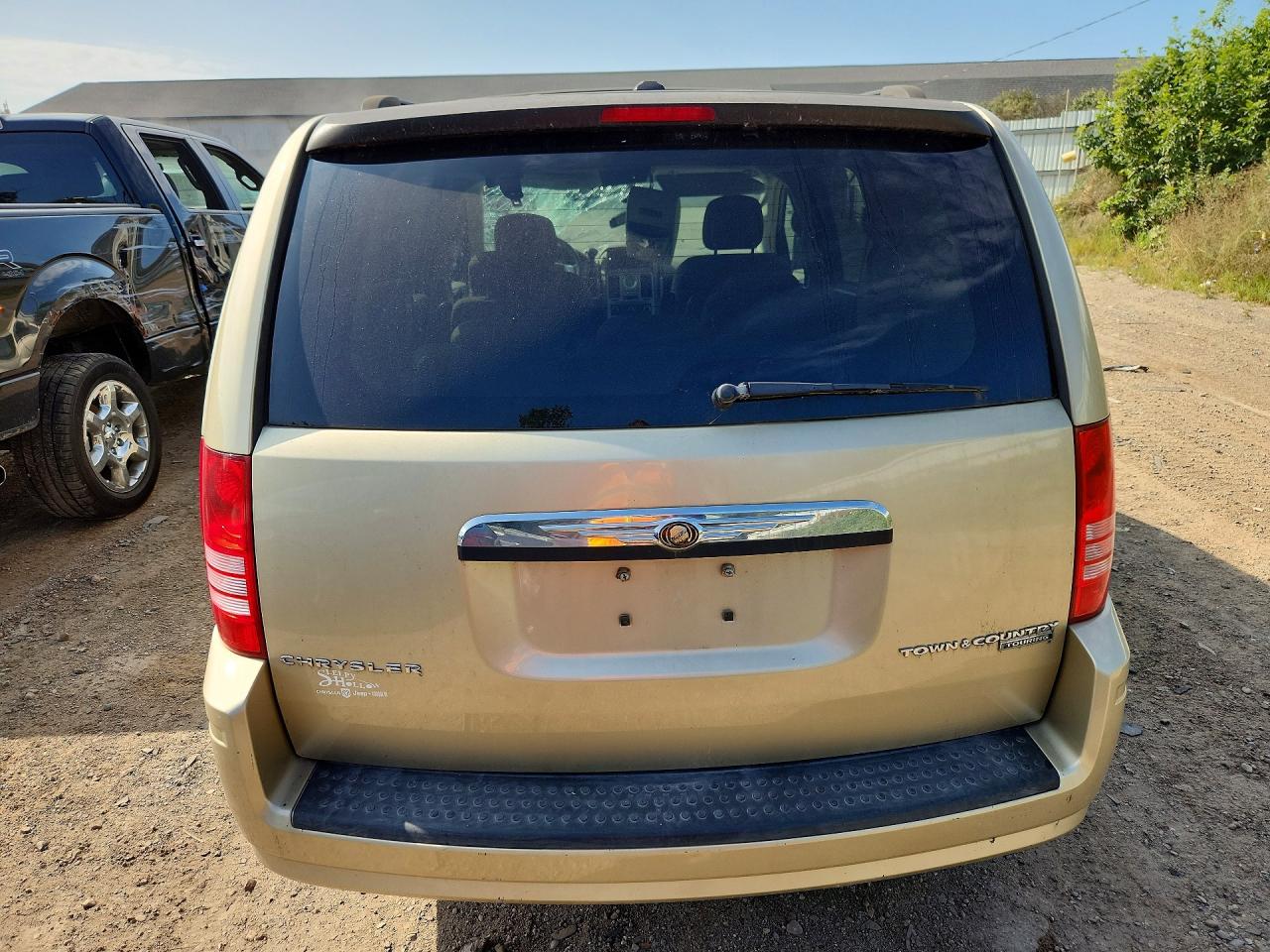 2010 Chrysler Town & Country Touring Cream vin: 2A4RR5D17AR380808