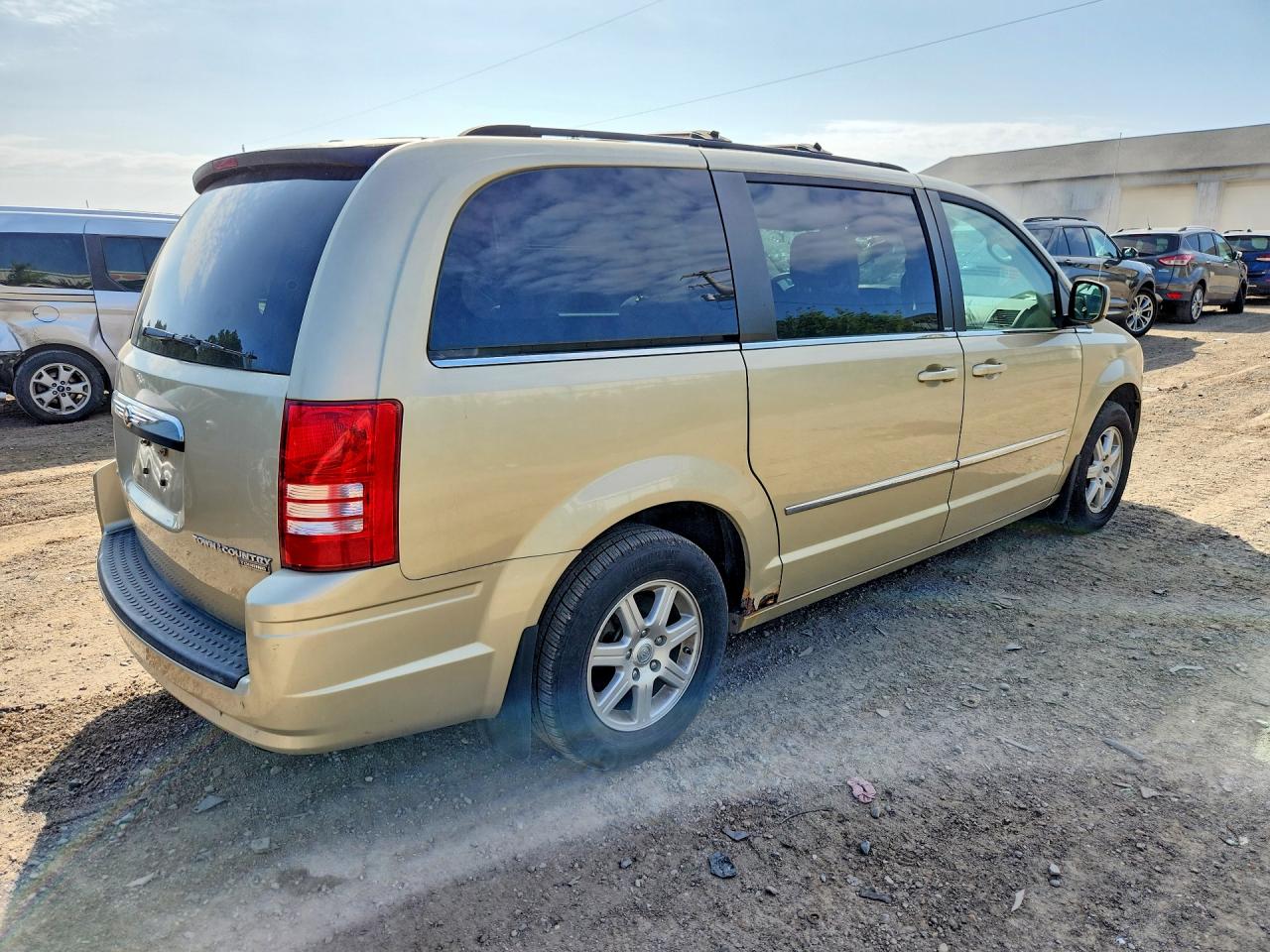 2010 Chrysler Town & Country Touring Cream vin: 2A4RR5D17AR380808