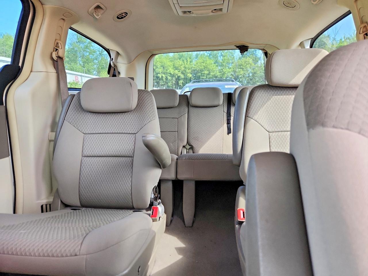 2010 Chrysler Town & Country Touring Cream vin: 2A4RR5D17AR380808