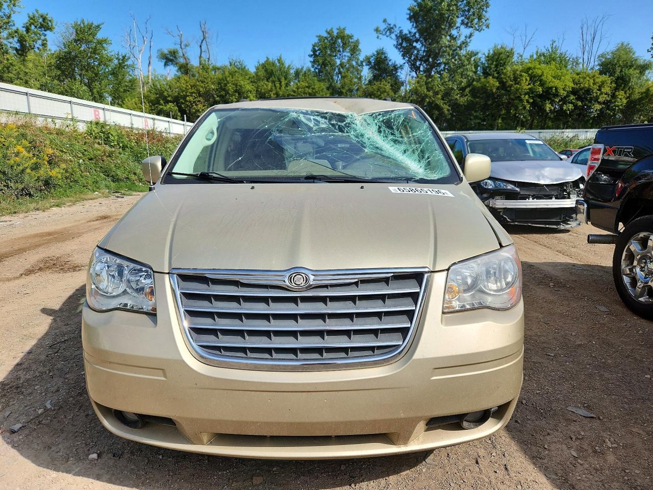 2010 Chrysler Town & Country Touring Cream vin: 2A4RR5D17AR380808
