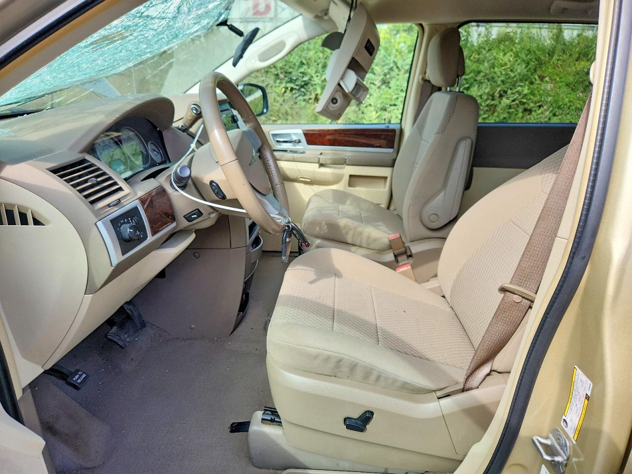 2010 Chrysler Town & Country Touring Cream vin: 2A4RR5D17AR380808