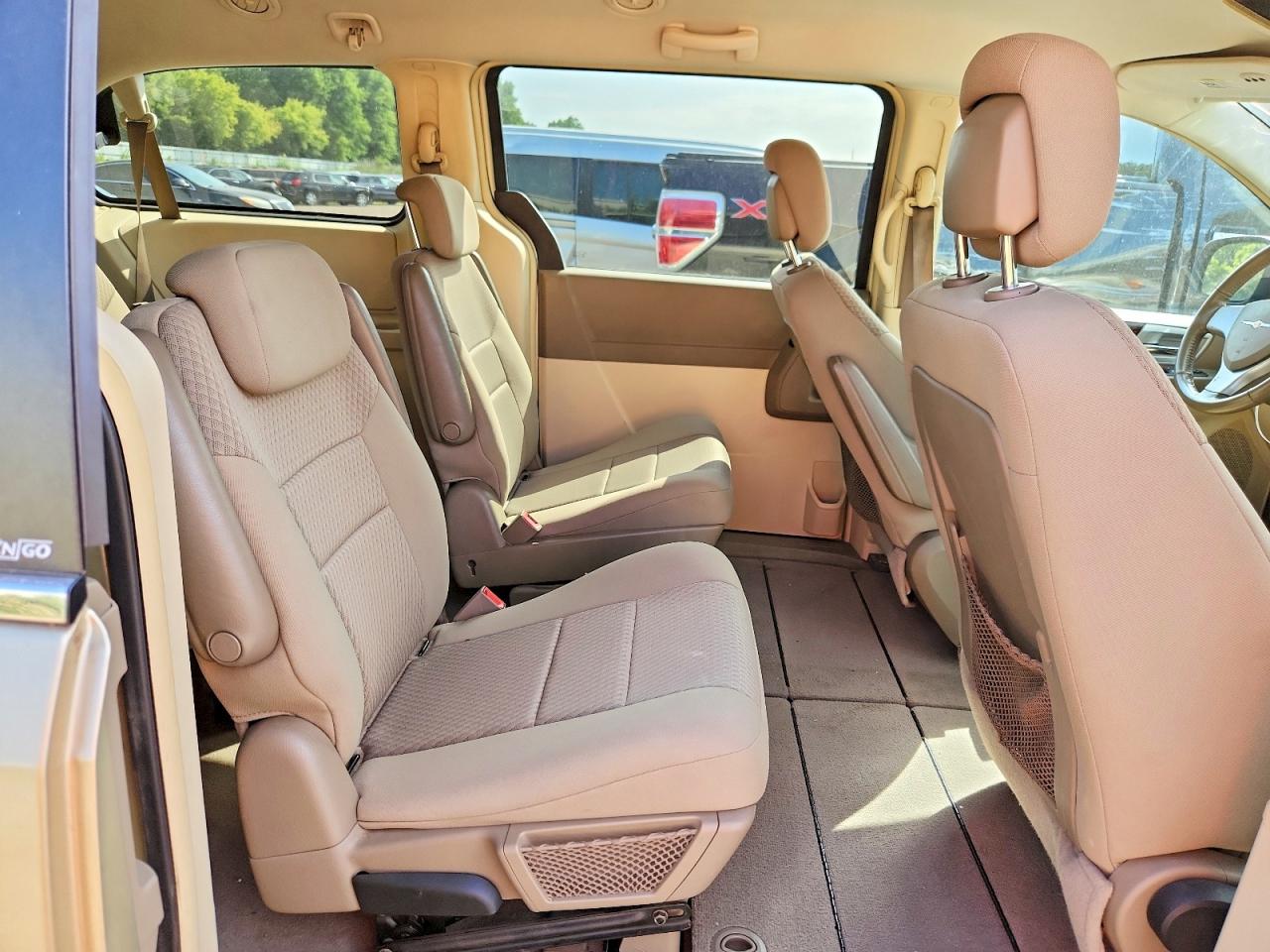 2010 Chrysler Town & Country Touring Cream vin: 2A4RR5D17AR380808