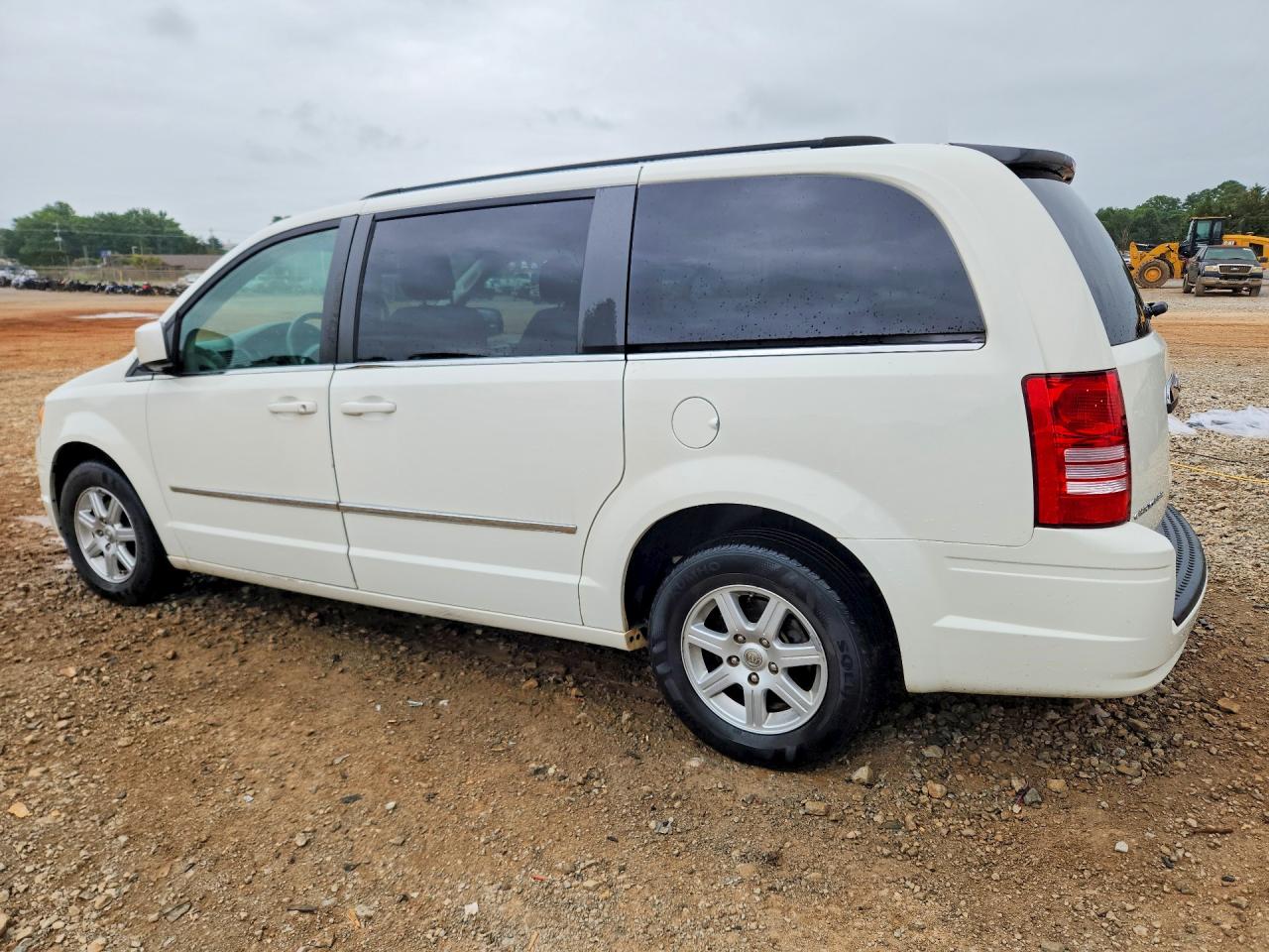 2010 Chrysler Town & Country Touring White vin: 2A4RR5D17AR466829