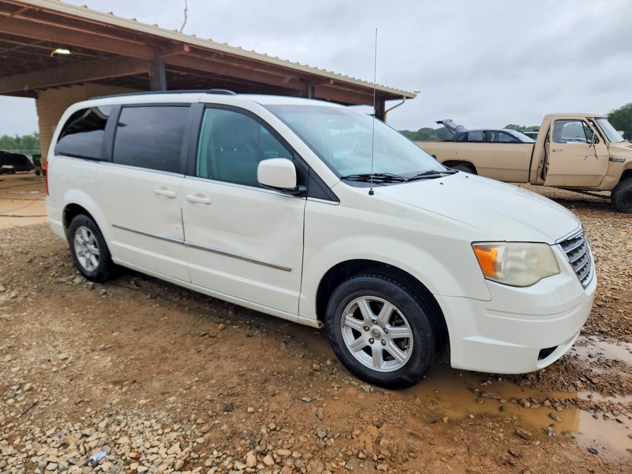 2010 Chrysler Town & Country Touring White vin: 2A4RR5D17AR466829