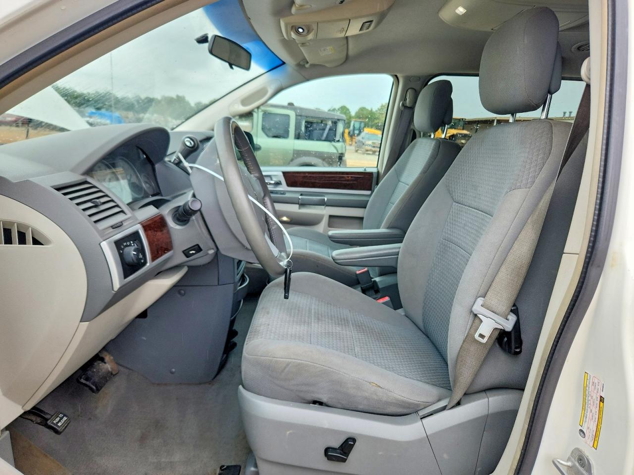 2010 Chrysler Town & Country Touring White vin: 2A4RR5D17AR466829