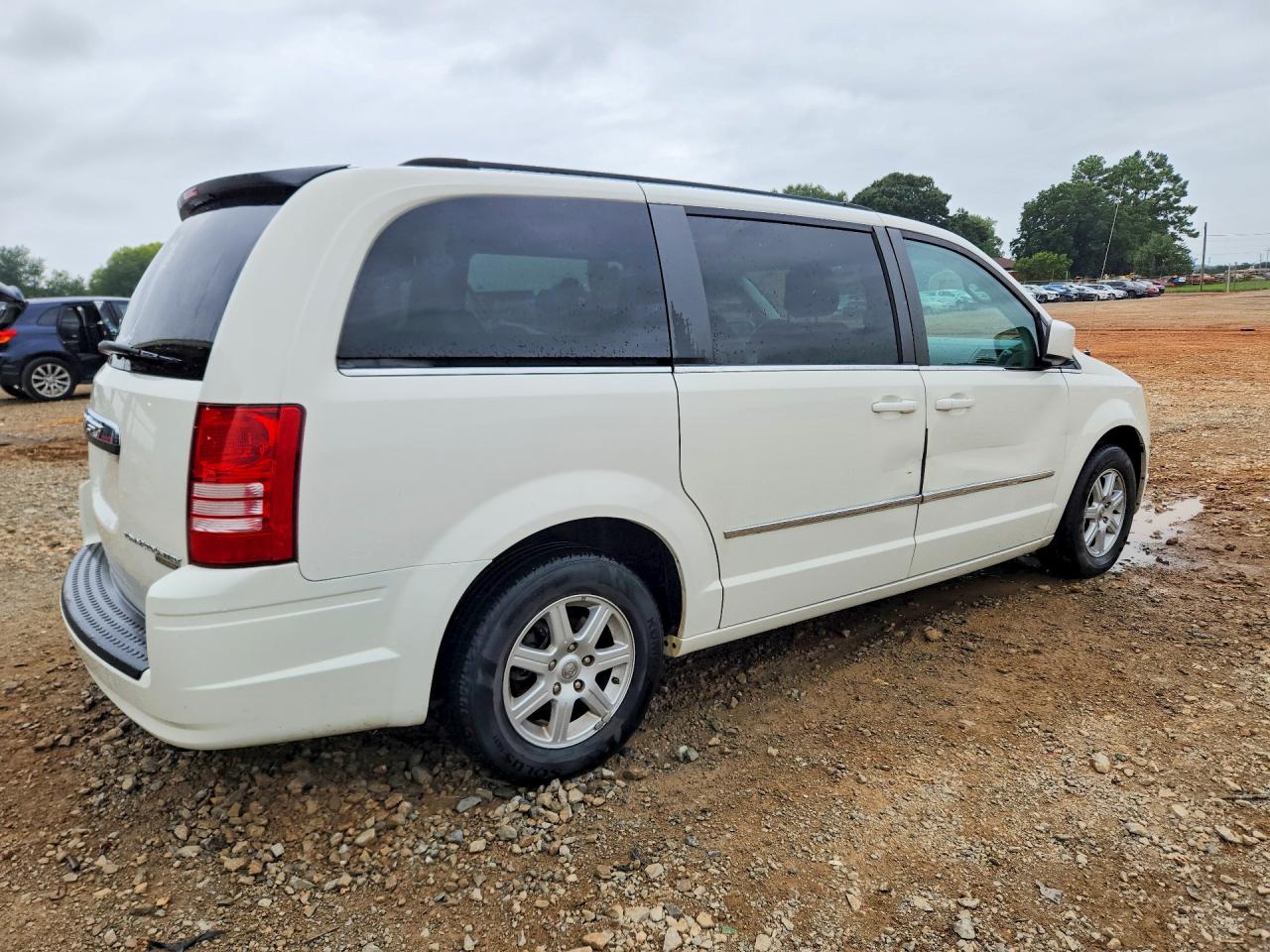 2010 Chrysler Town & Country Touring White vin: 2A4RR5D17AR466829