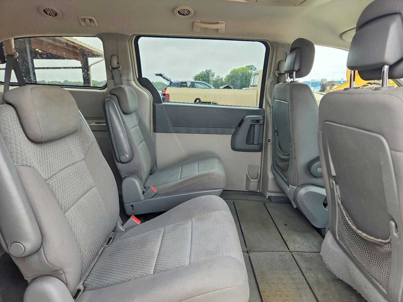 2010 Chrysler Town & Country Touring White vin: 2A4RR5D17AR466829