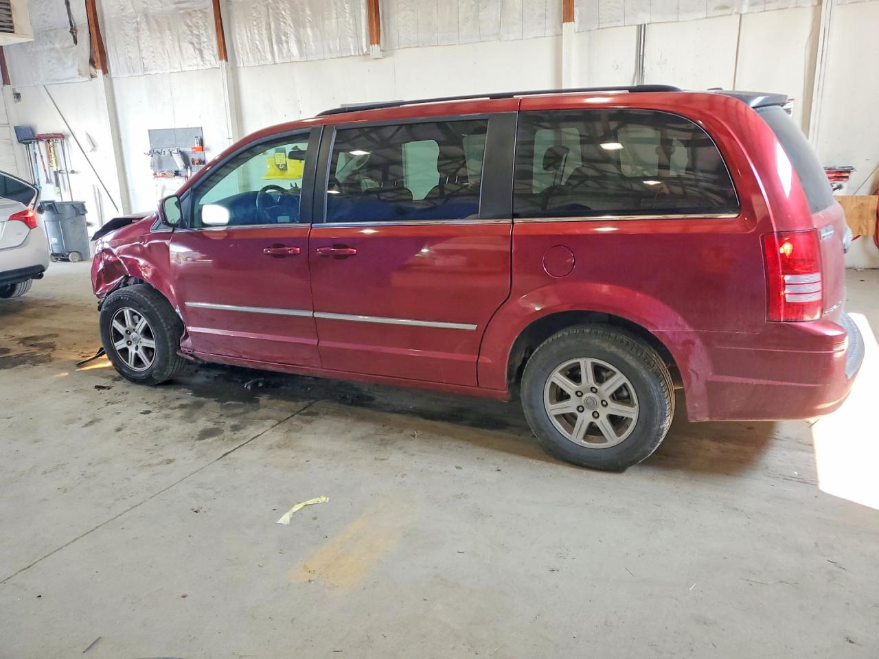 2010 Chrysler Town & Country Touring Red vin: 2A4RR5D17AR500669