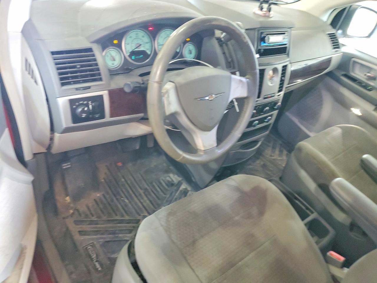2010 Chrysler Town & Country Touring Red vin: 2A4RR5D17AR500669