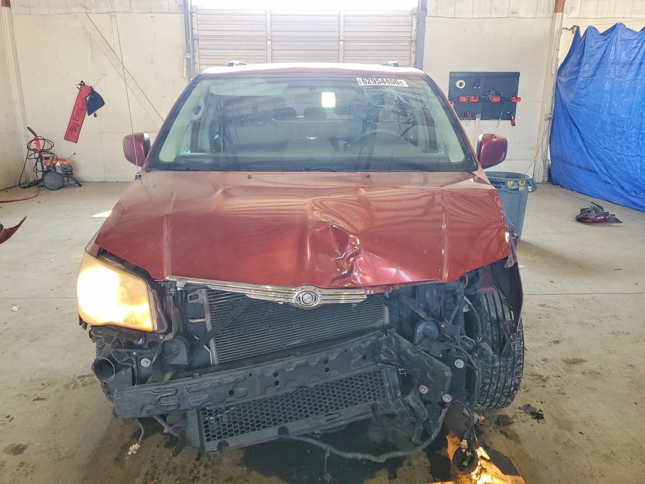 2010 Chrysler Town & Country Touring Red vin: 2A4RR5D17AR500669