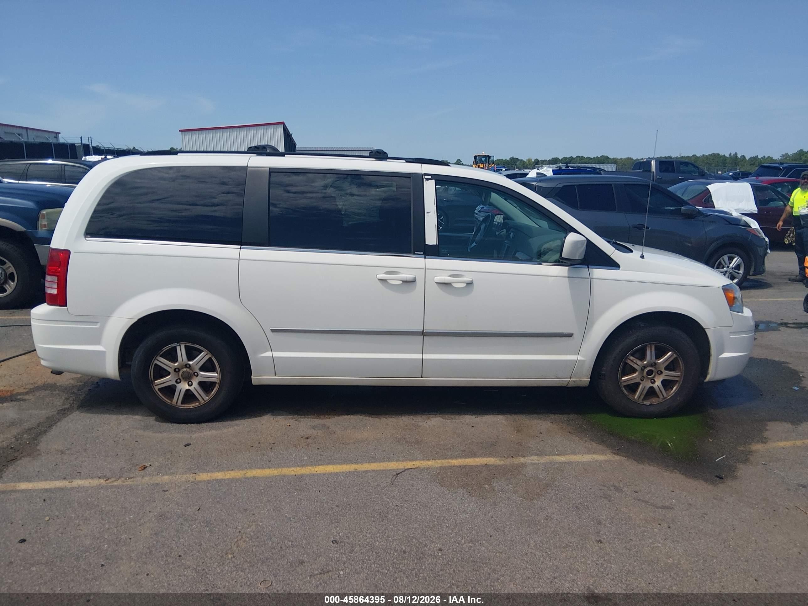 2010 Chrysler Town & Country Touring White vin: 2A4RR5D18AR108400