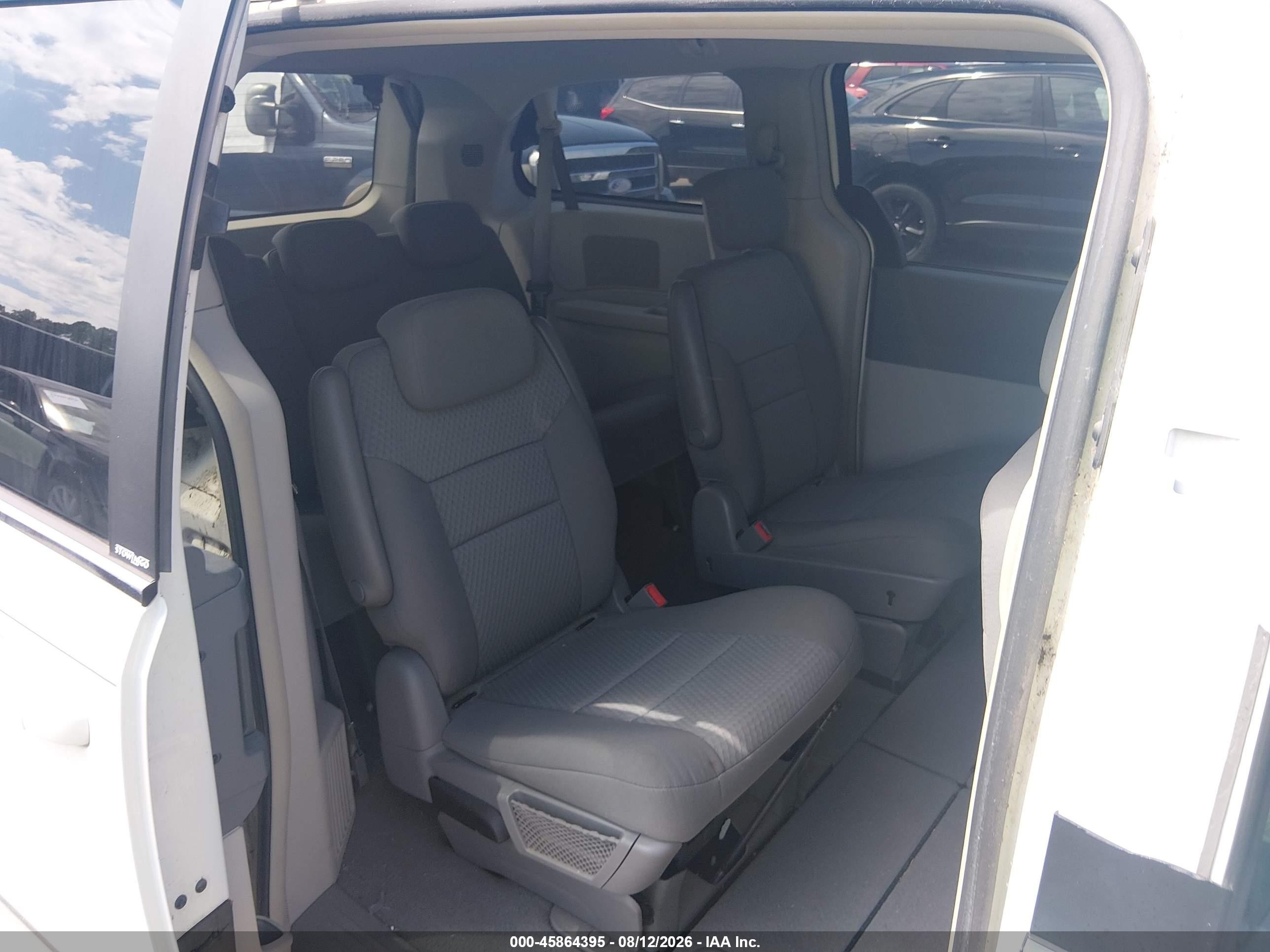 2010 Chrysler Town & Country Touring White vin: 2A4RR5D18AR108400