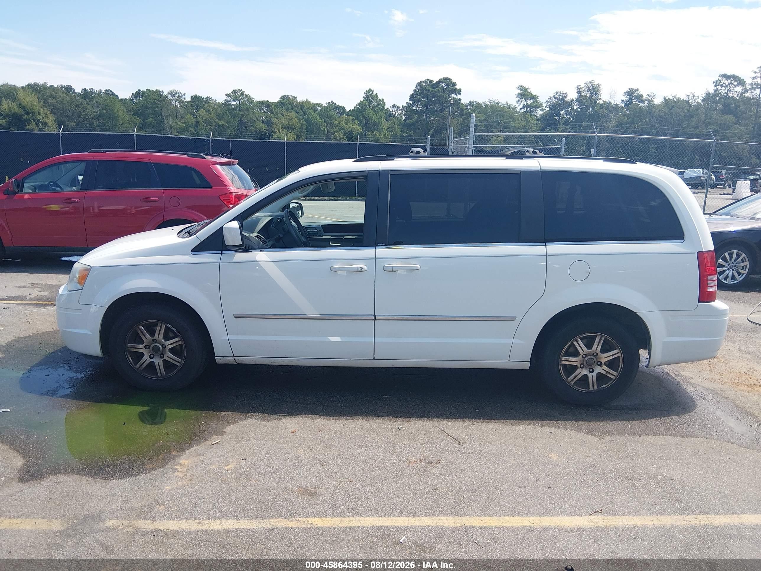 2010 Chrysler Town & Country Touring White vin: 2A4RR5D18AR108400