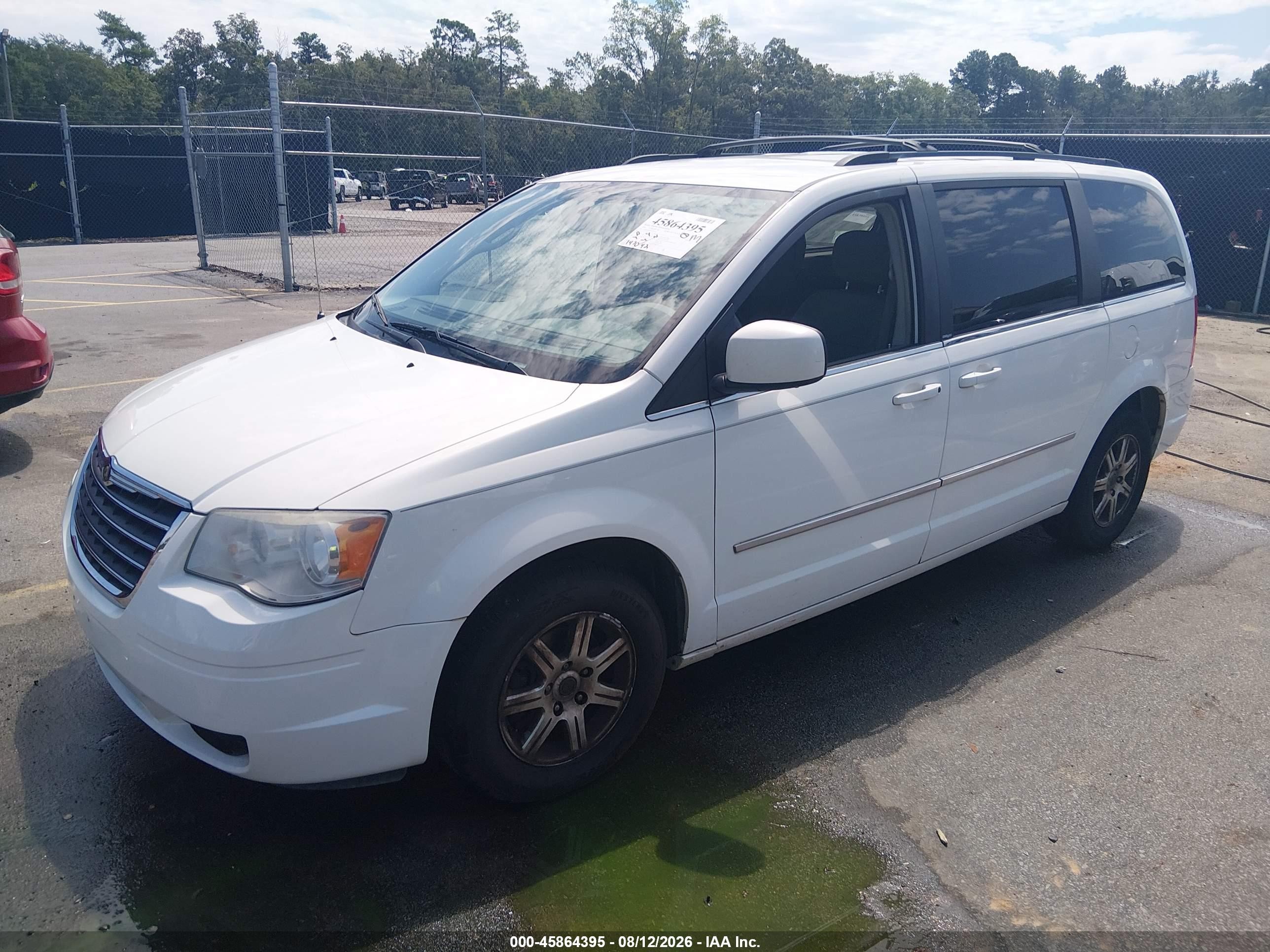 2010 Chrysler Town & Country Touring White vin: 2A4RR5D18AR108400
