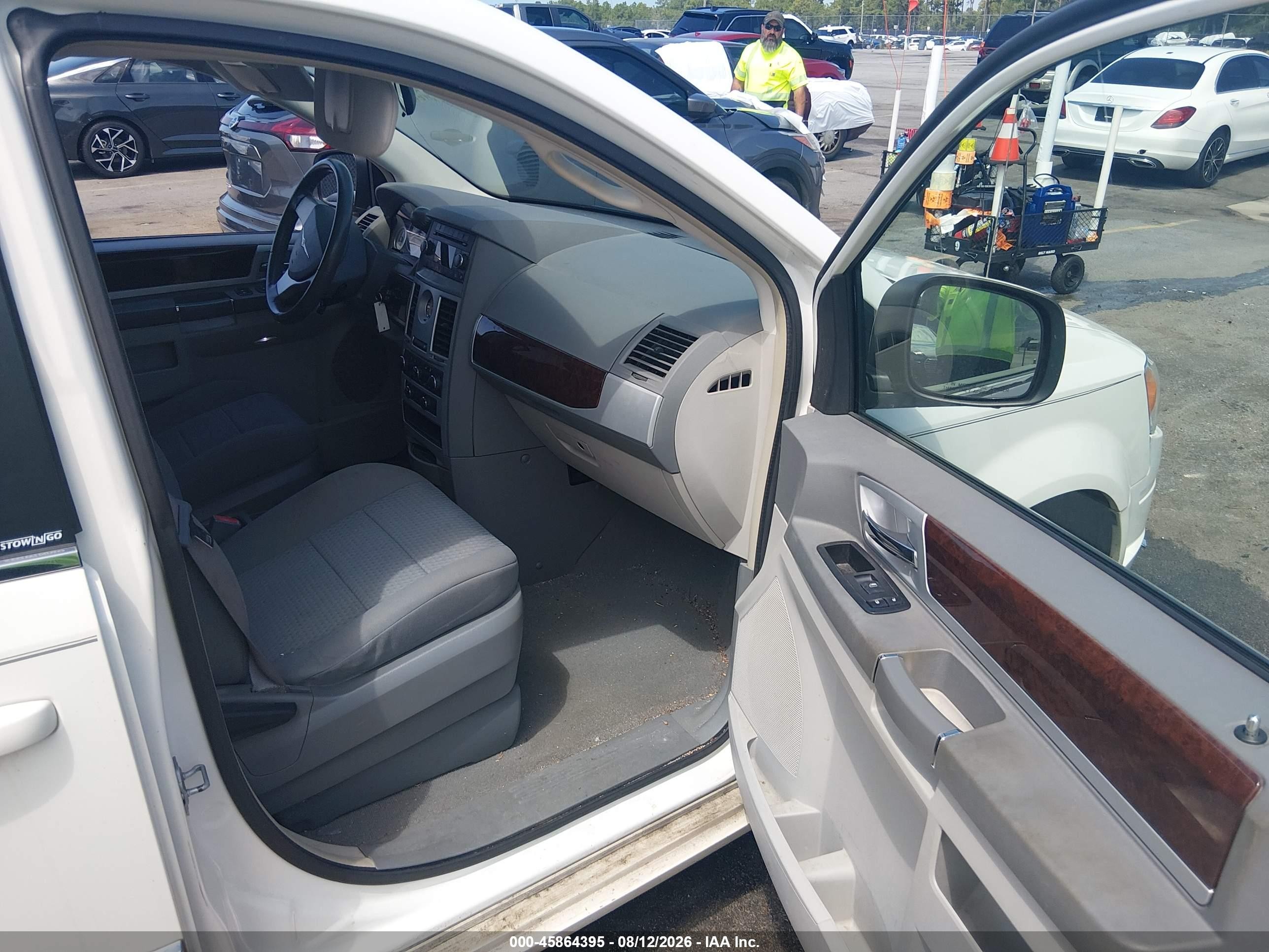 2010 Chrysler Town & Country Touring White vin: 2A4RR5D18AR108400