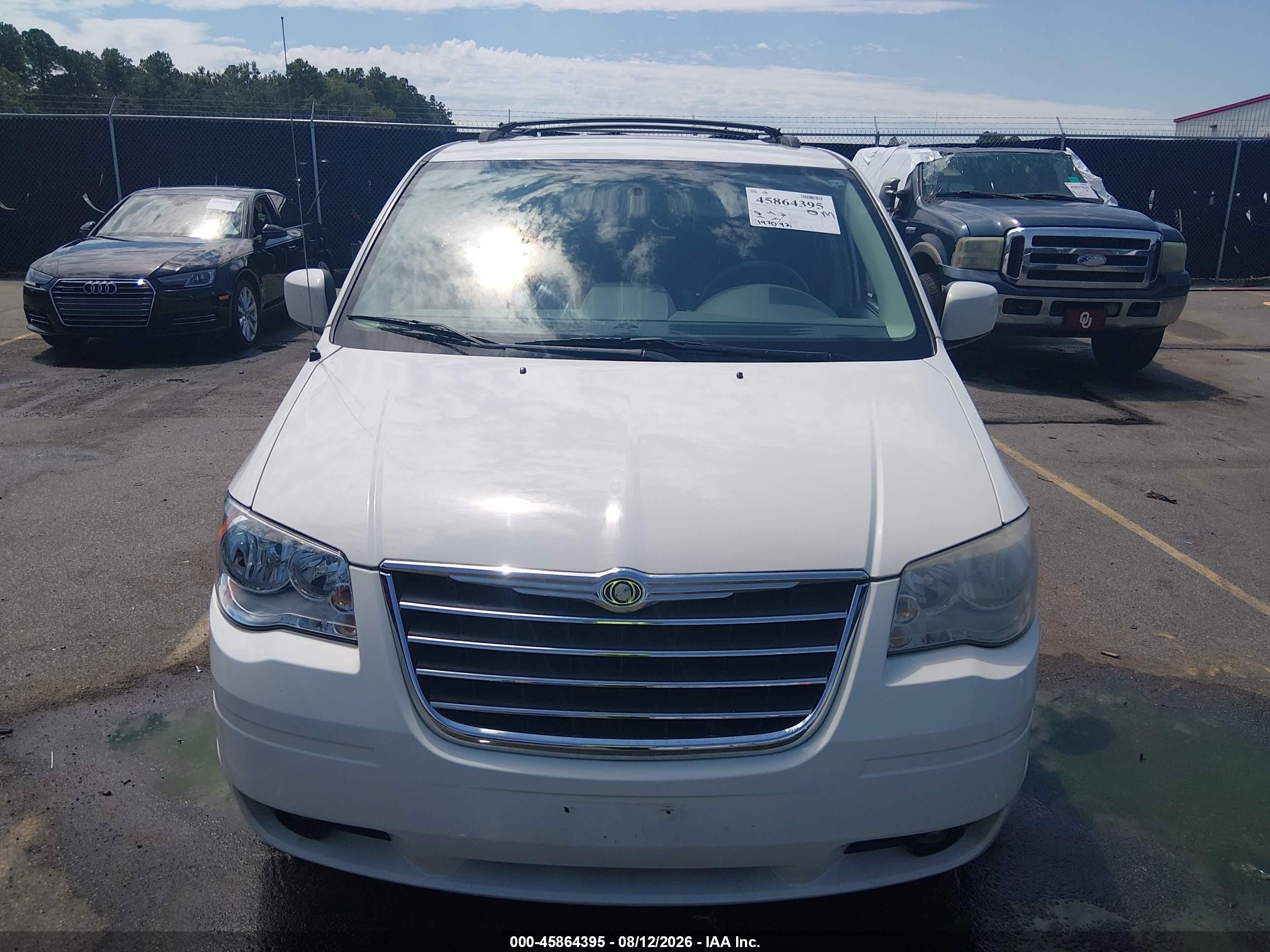 2010 Chrysler Town & Country Touring White vin: 2A4RR5D18AR108400