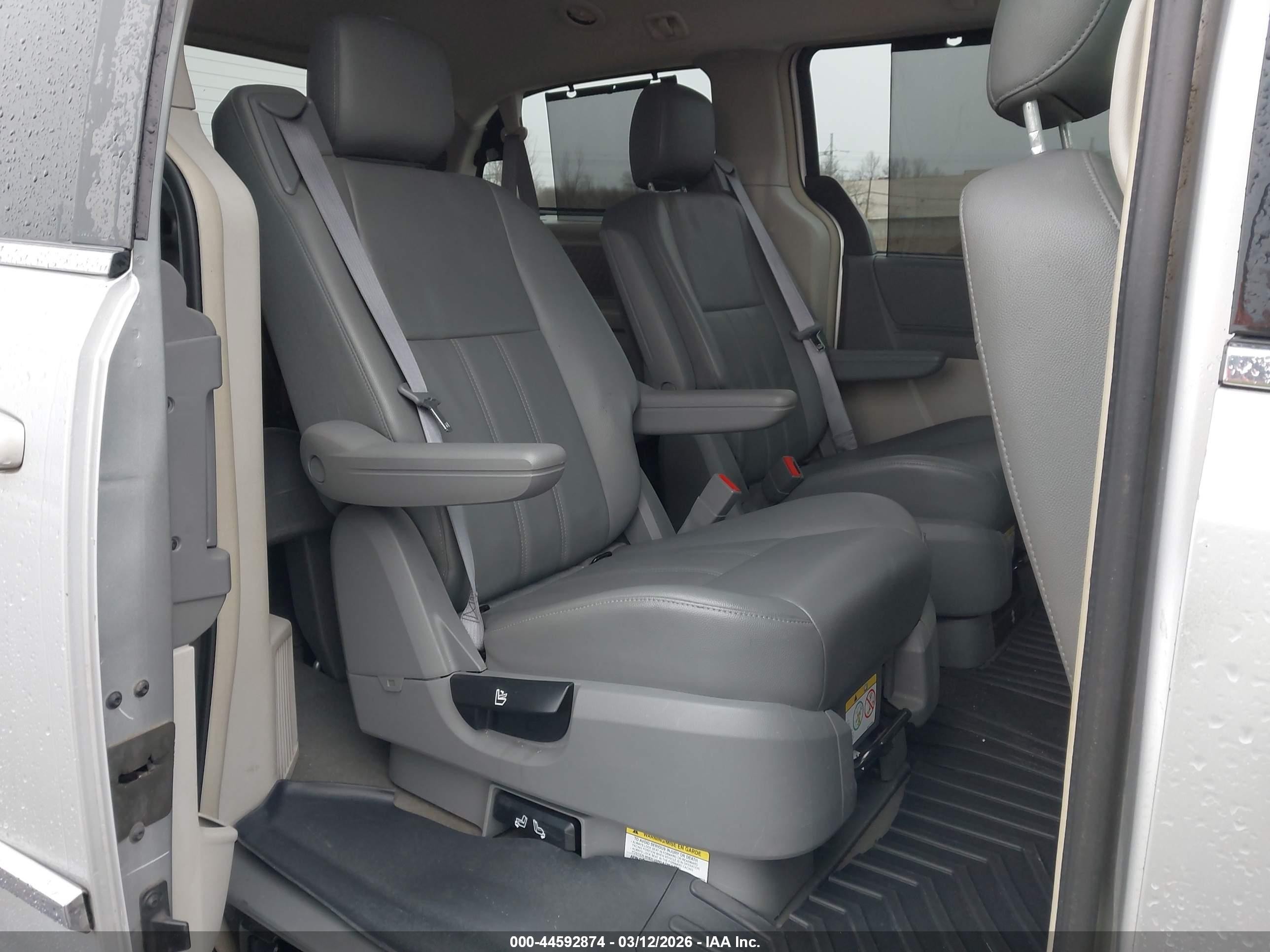 2010 Chrysler Town & Country Touring Silver vin: 2A4RR5D18AR126525