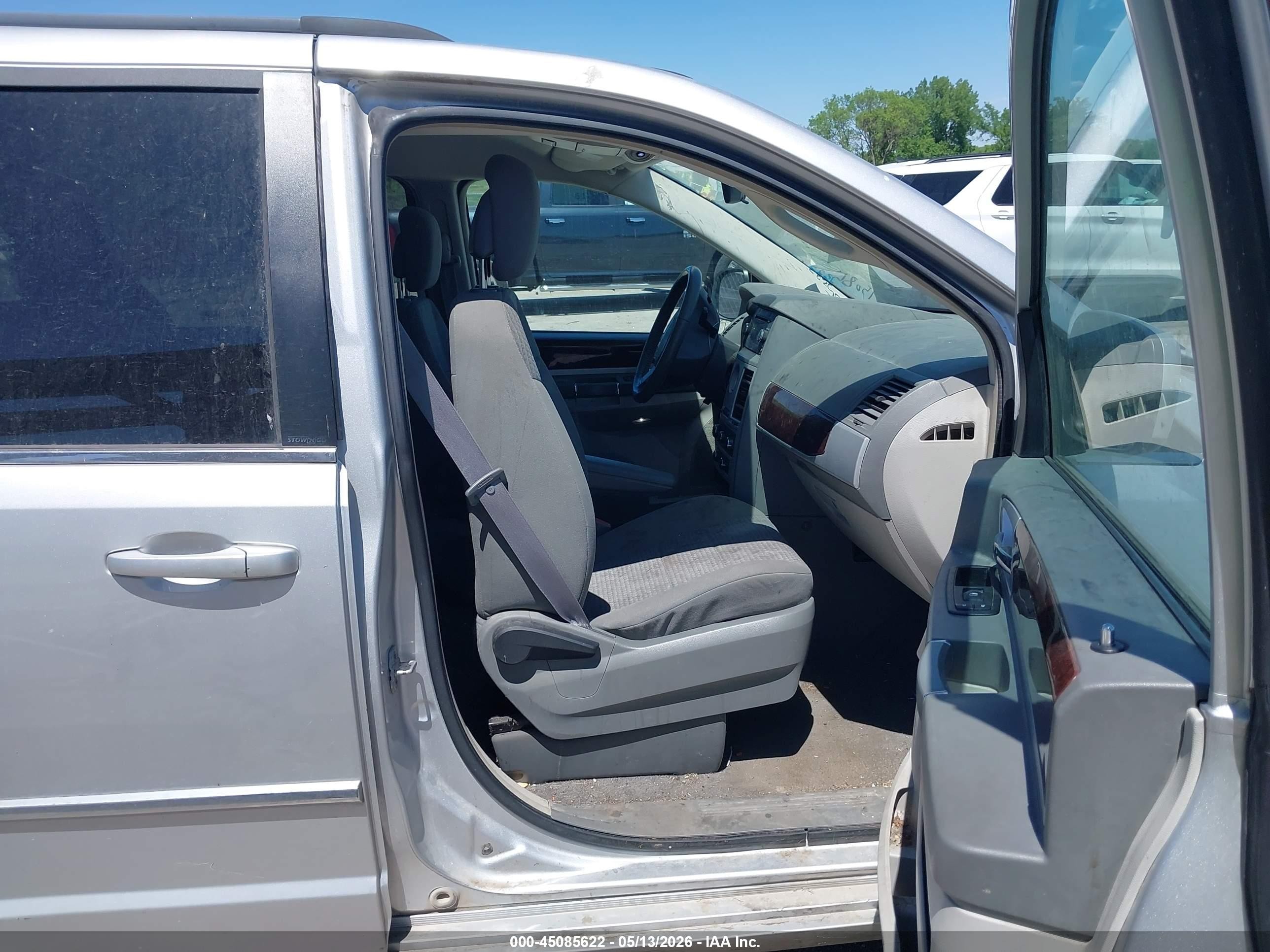 2010 Chrysler Town & Country Touring Silver vin: 2A4RR5D18AR293113