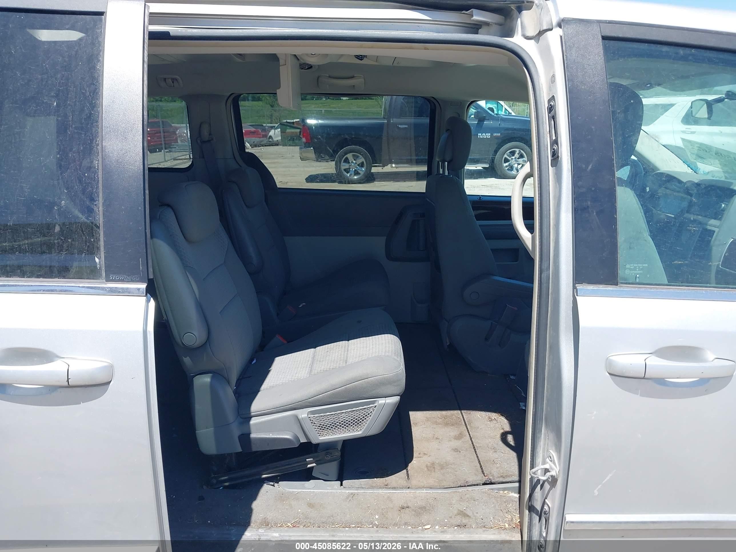 2010 Chrysler Town & Country Touring Silver vin: 2A4RR5D18AR293113