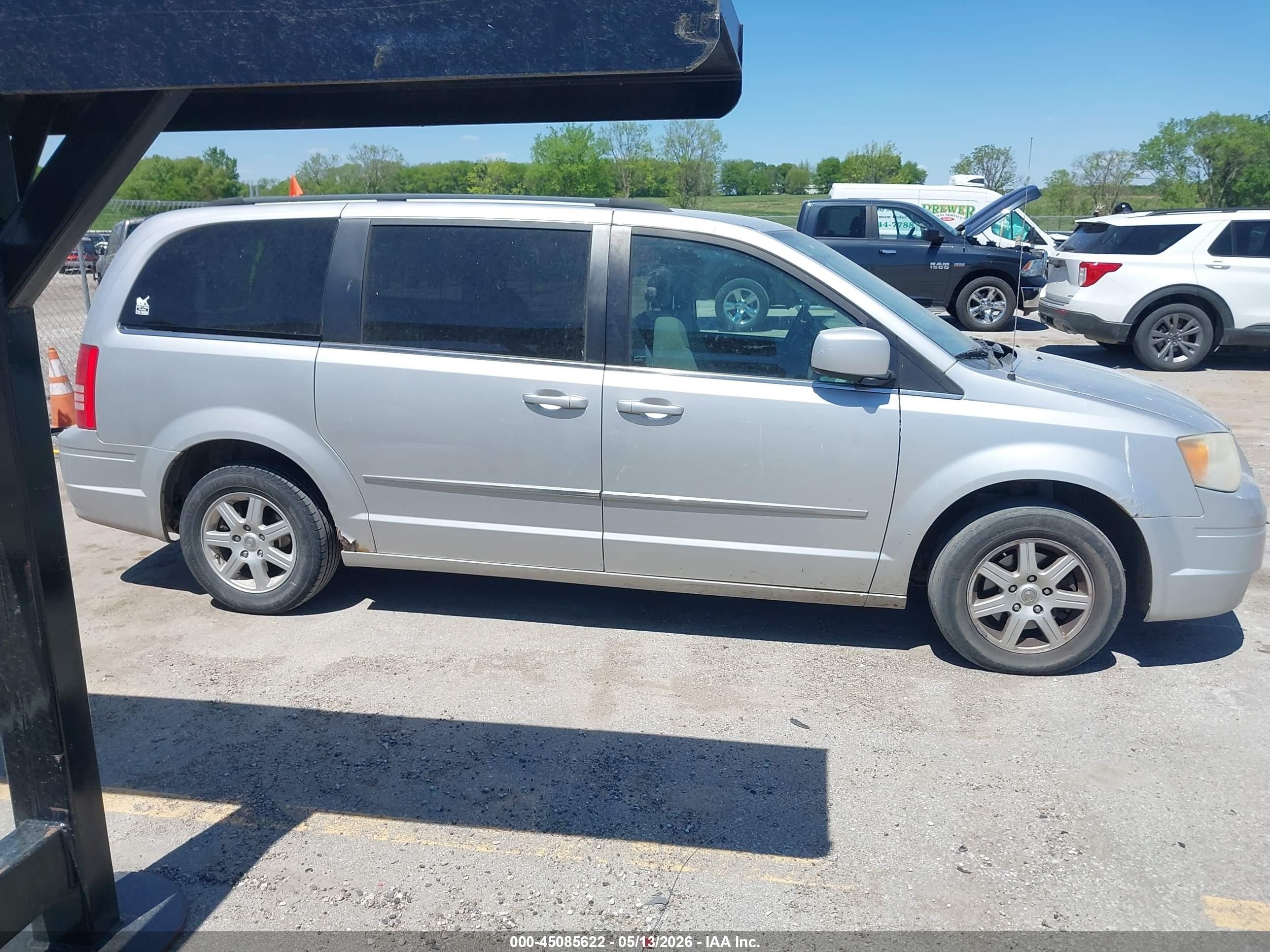 2010 Chrysler Town & Country Touring Silver vin: 2A4RR5D18AR293113