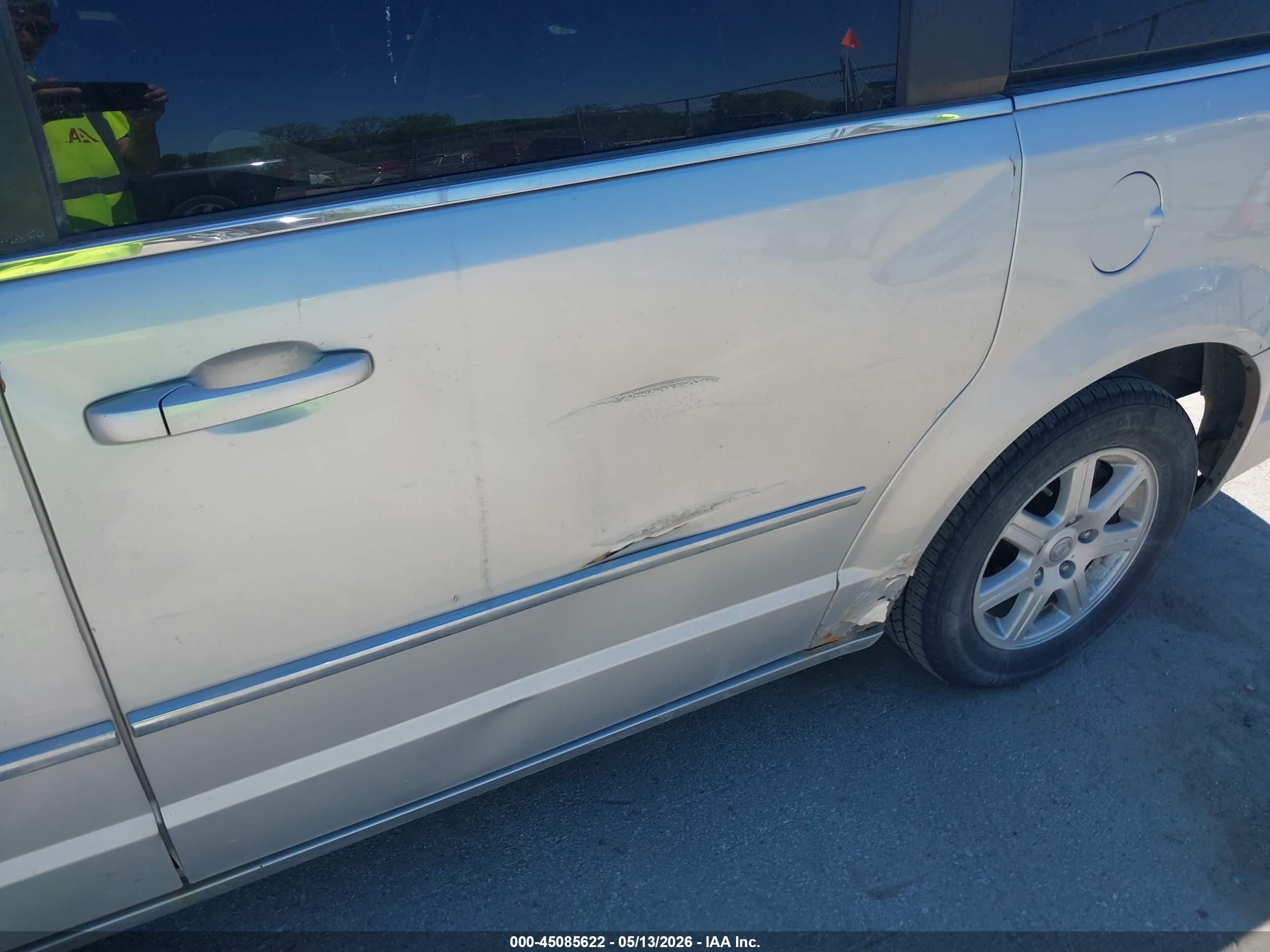 2010 Chrysler Town & Country Touring Silver vin: 2A4RR5D18AR293113