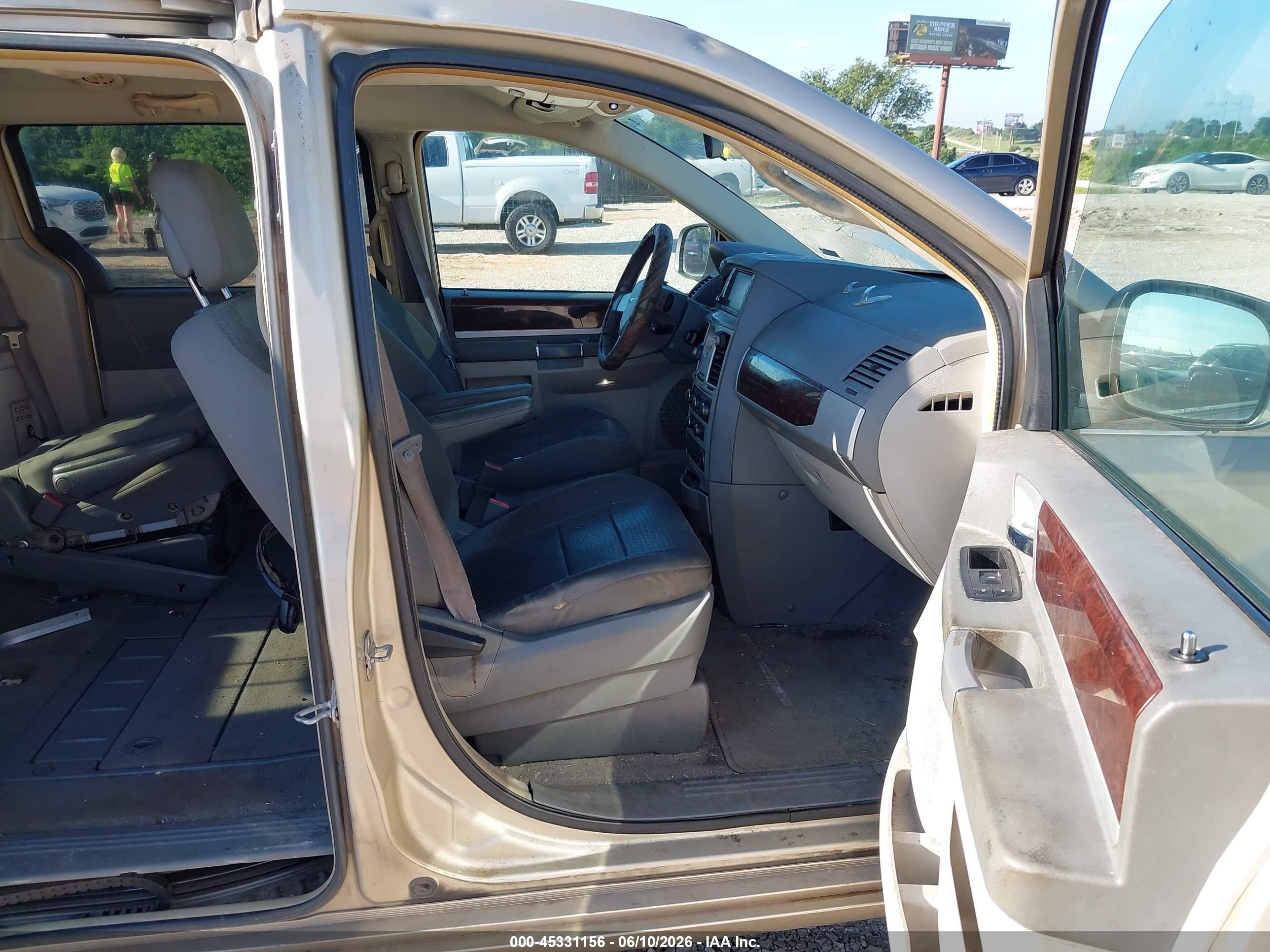 2010 Chrysler Town & Country Touring Gold vin: 2A4RR5D18AR305728
