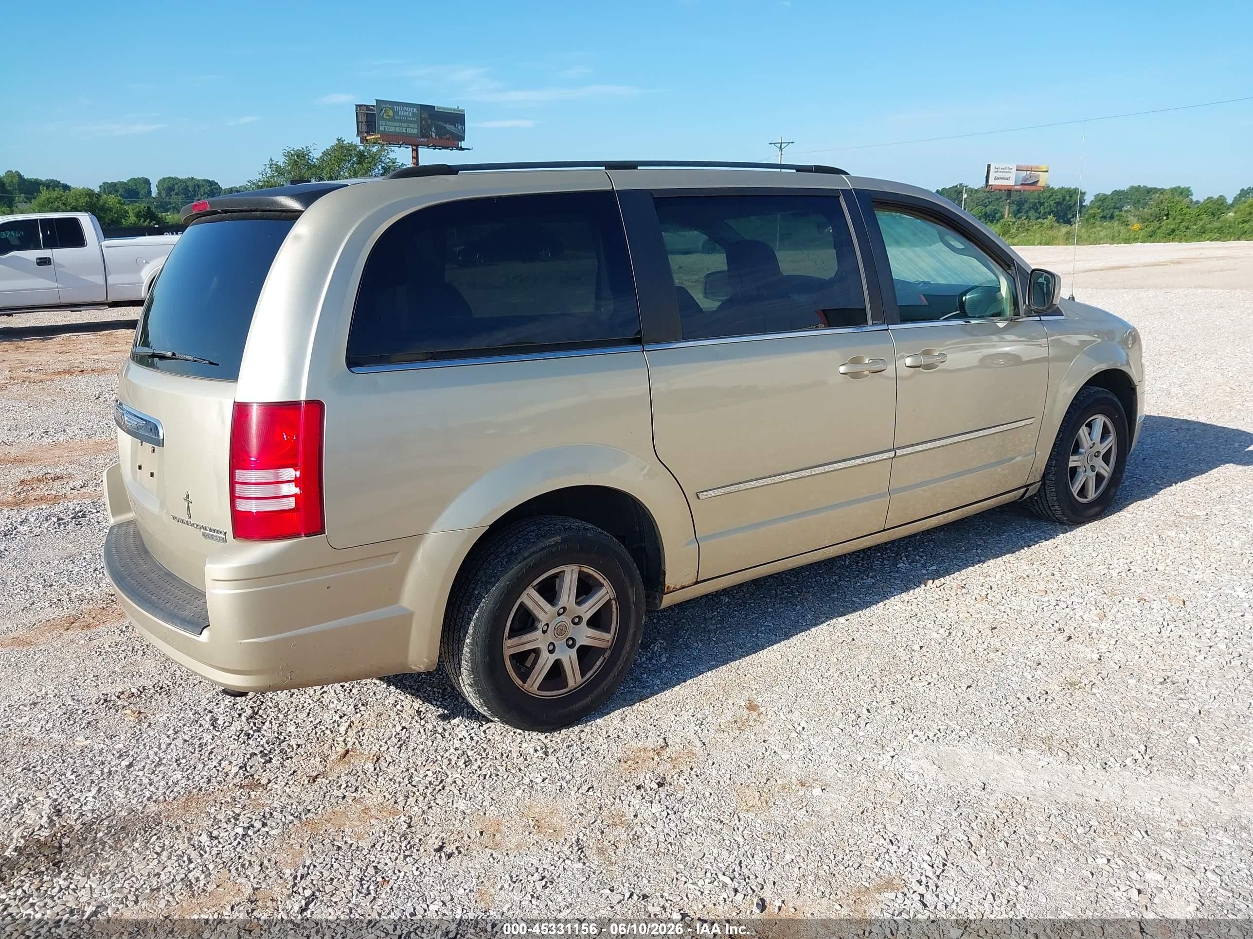 2010 Chrysler Town & Country Touring Gold vin: 2A4RR5D18AR305728