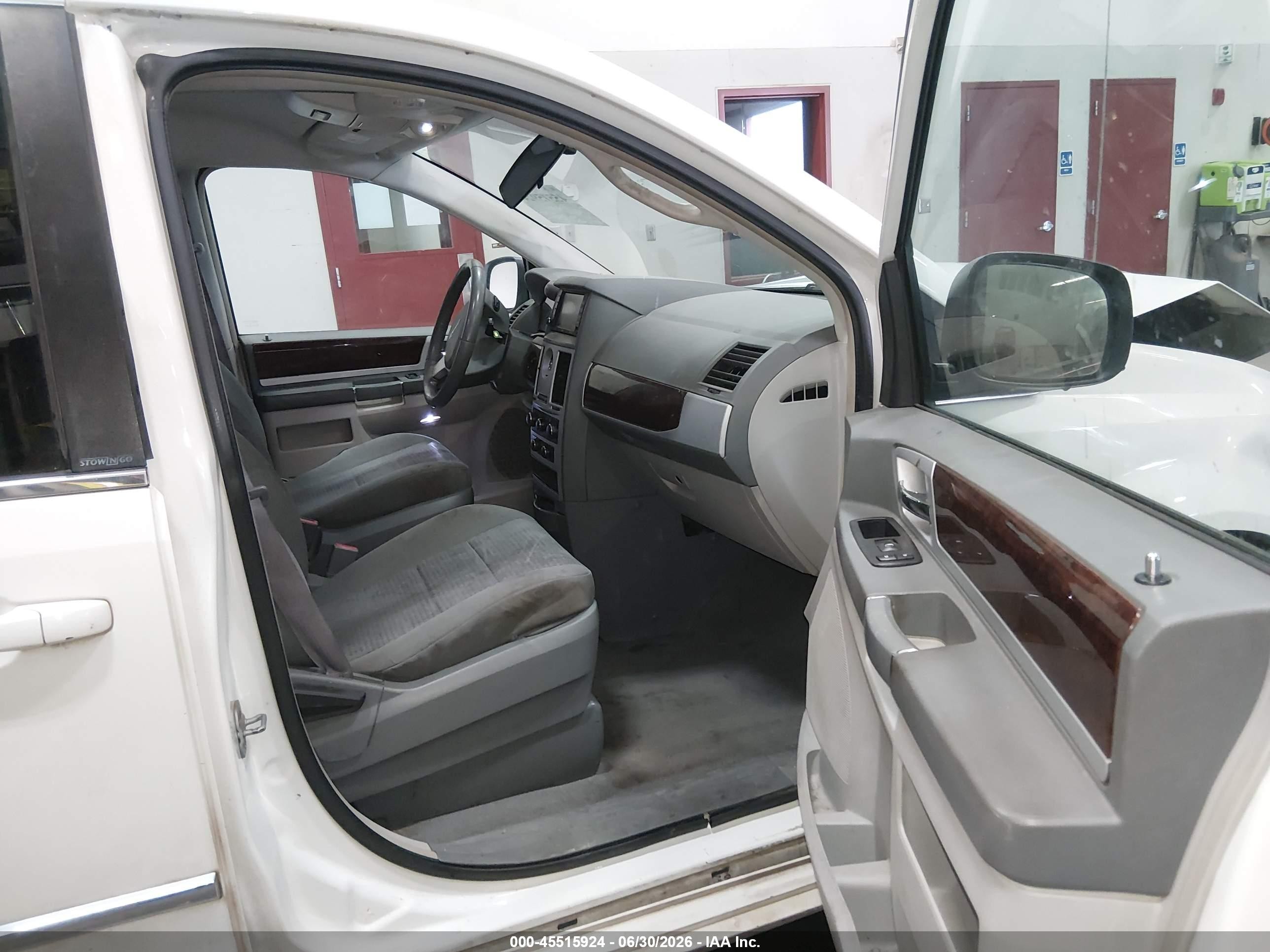 2010 Chrysler Town & Country Touring White vin: 2A4RR5D18AR350622