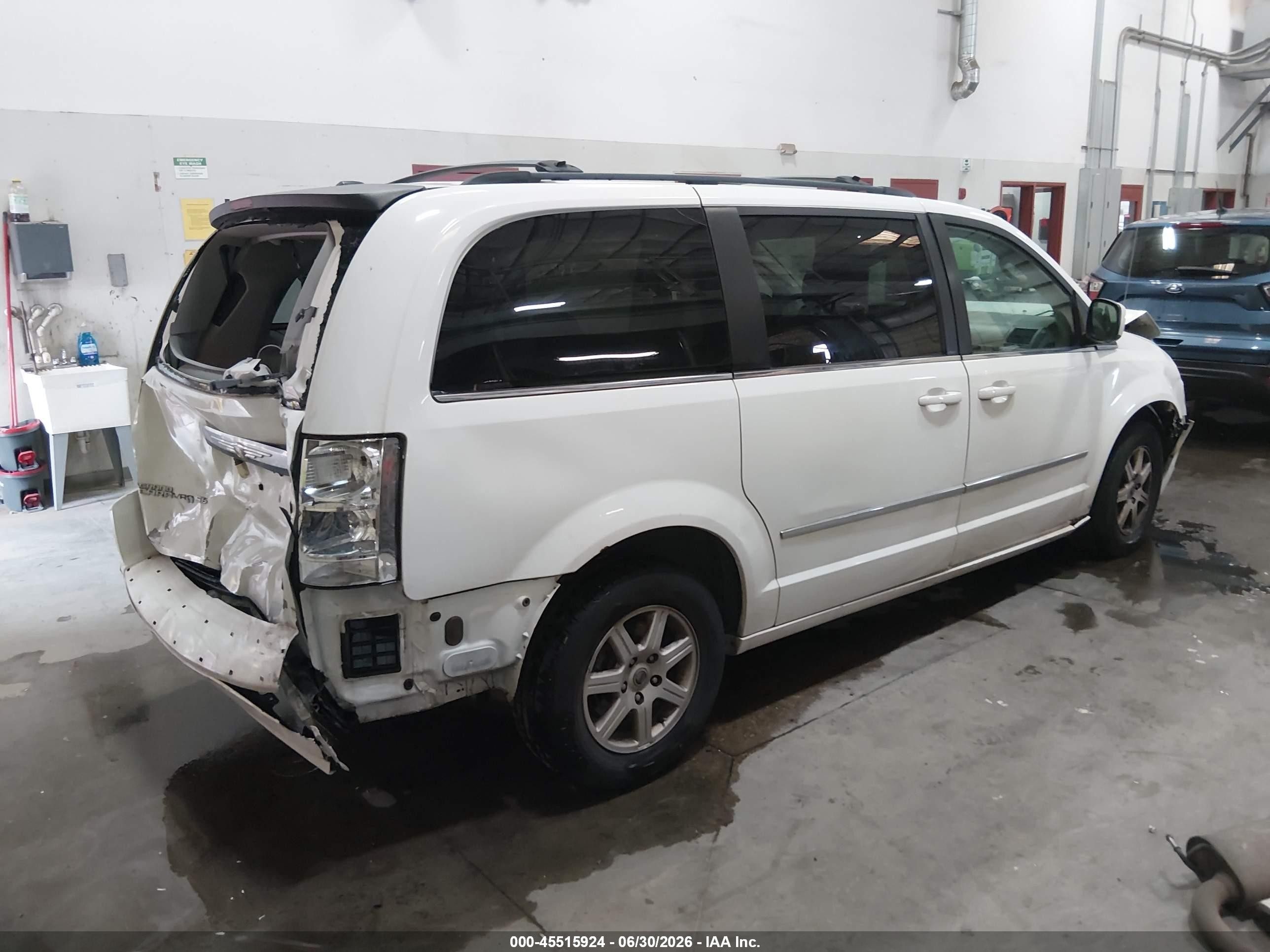 2010 Chrysler Town & Country Touring White vin: 2A4RR5D18AR350622