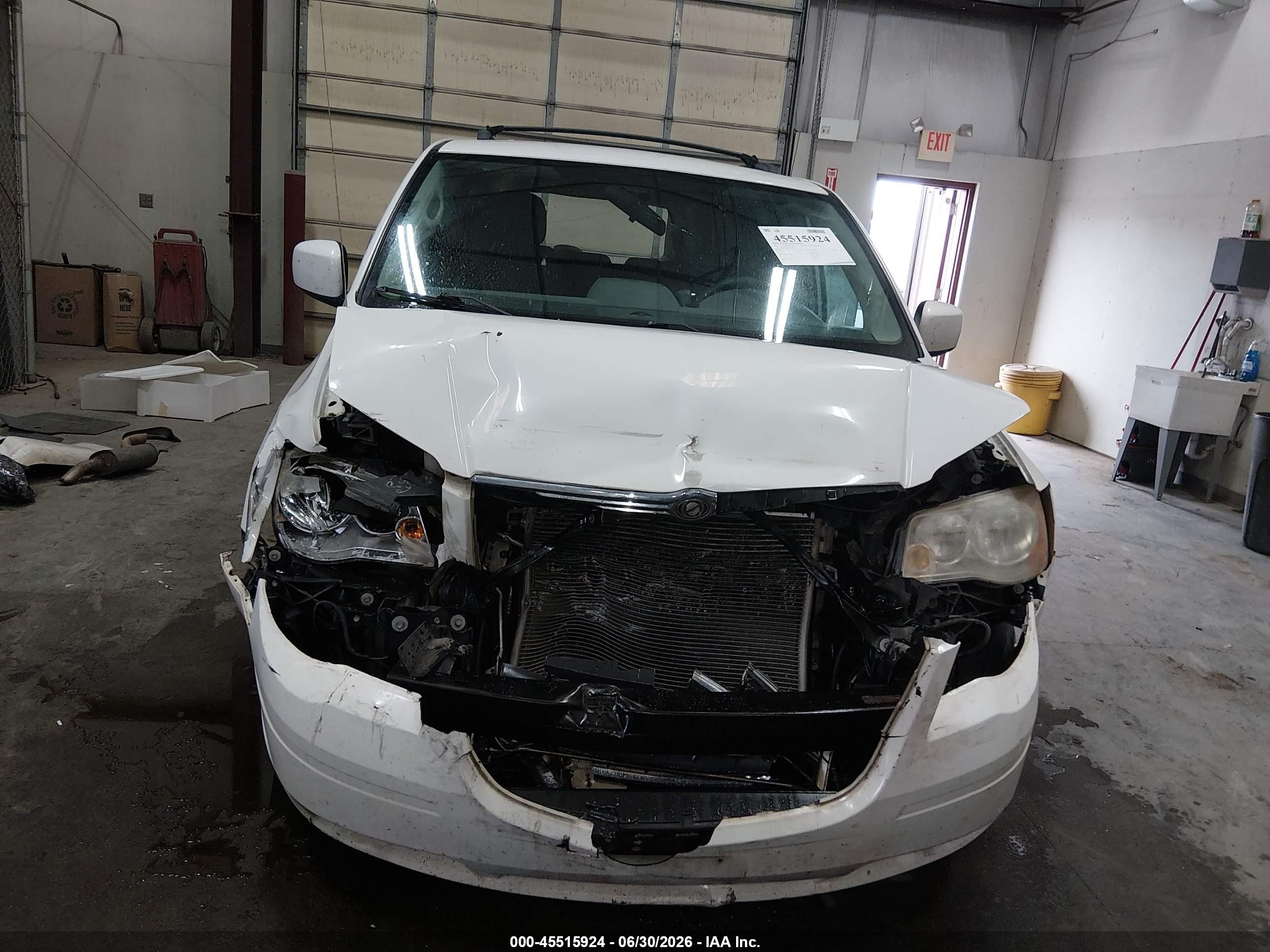 2010 Chrysler Town & Country Touring White vin: 2A4RR5D18AR350622